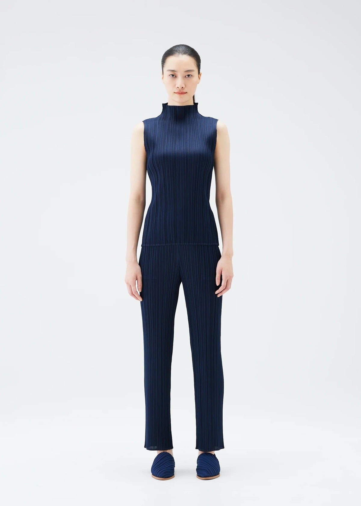 A model wears the PLEATS PLEASE ISSEY MIYAKE NEW COLORFUL BASICS 4 pp67jk4027505.