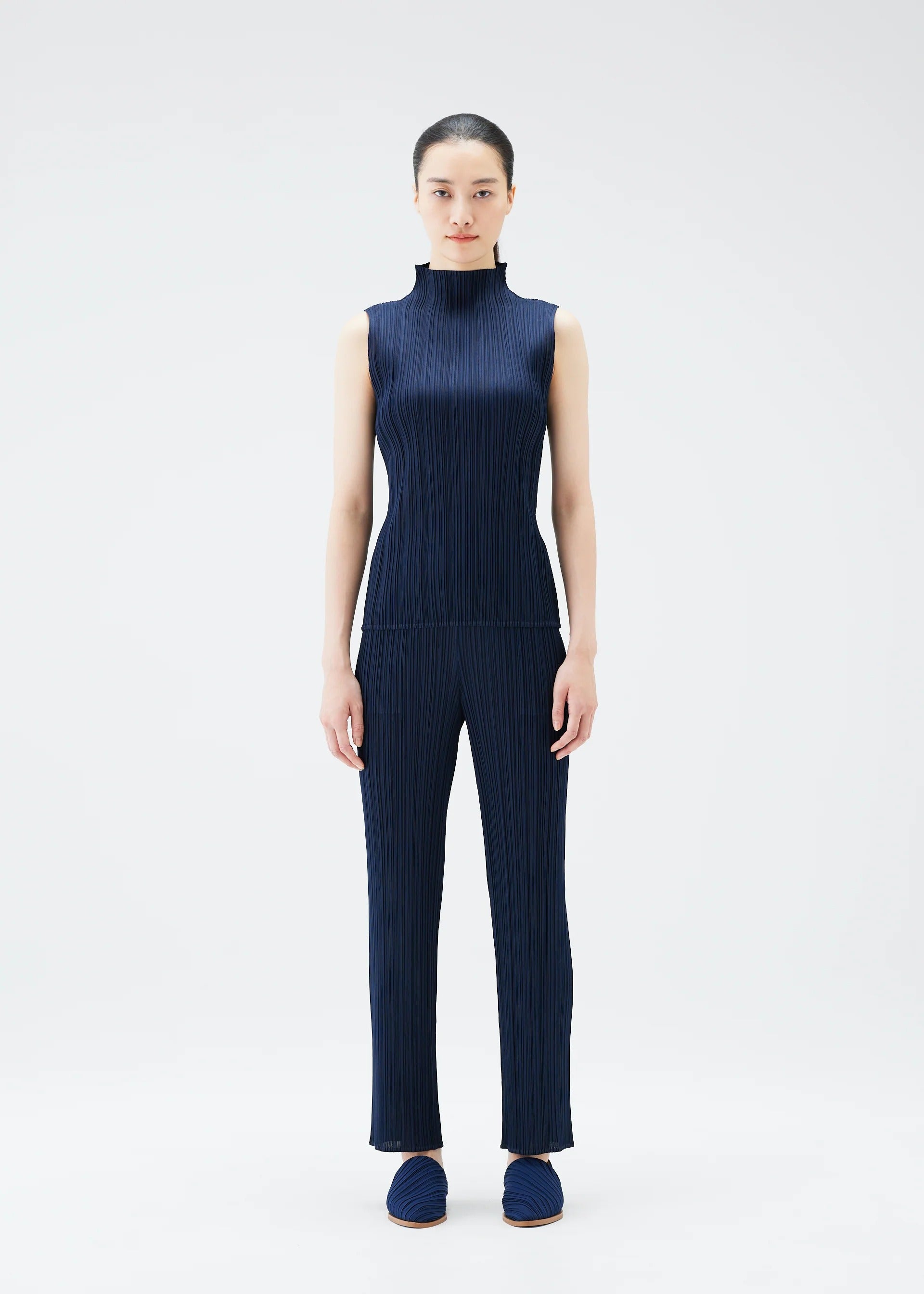A model wears the PLEATS PLEASE ISSEY MIYAKE NEW COLORFUL BASICS 4 pp67jk4027505.