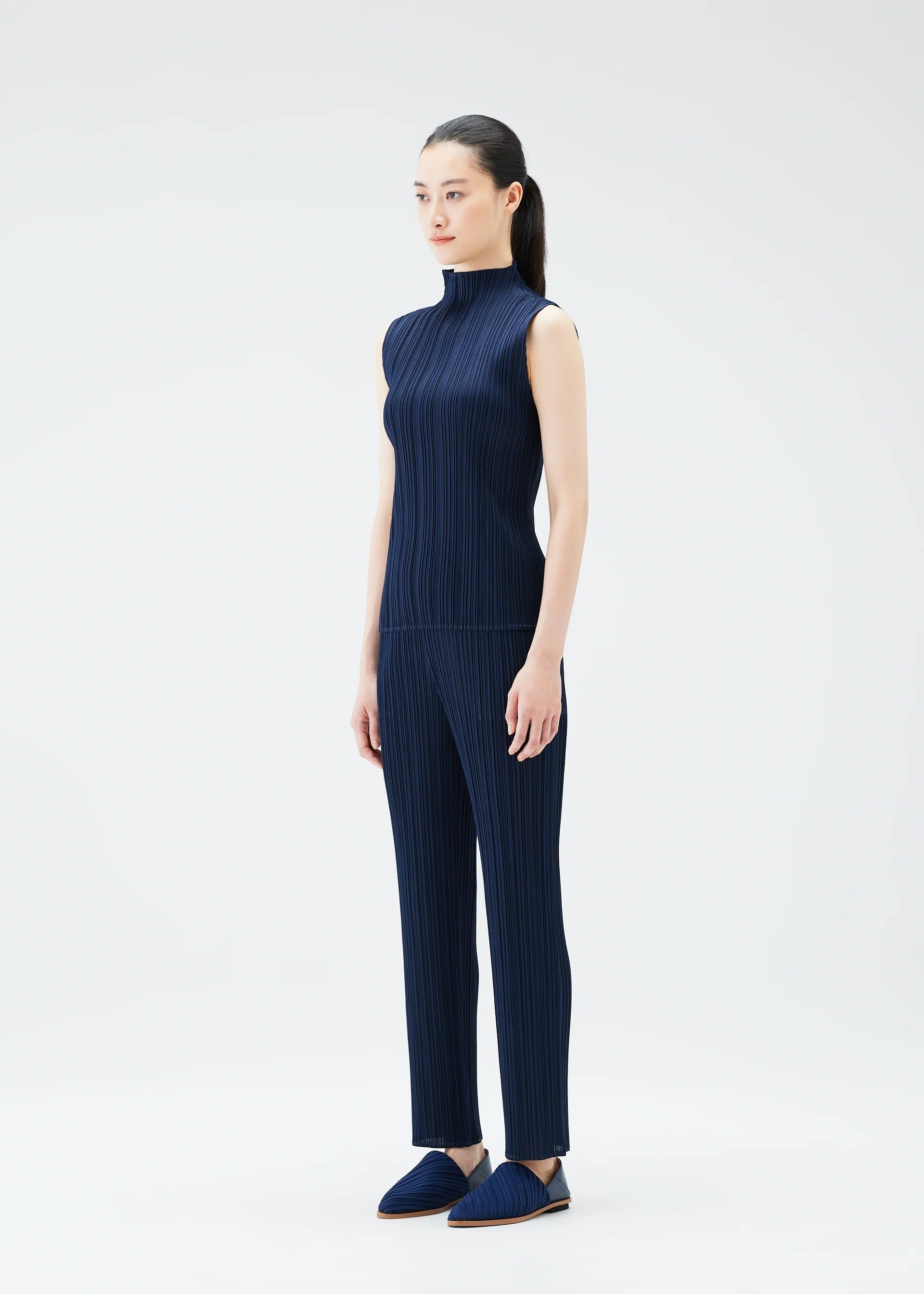 A model wears the PLEATS PLEASE ISSEY MIYAKE NEW COLORFUL BASICS 4 pp67jk4024405.