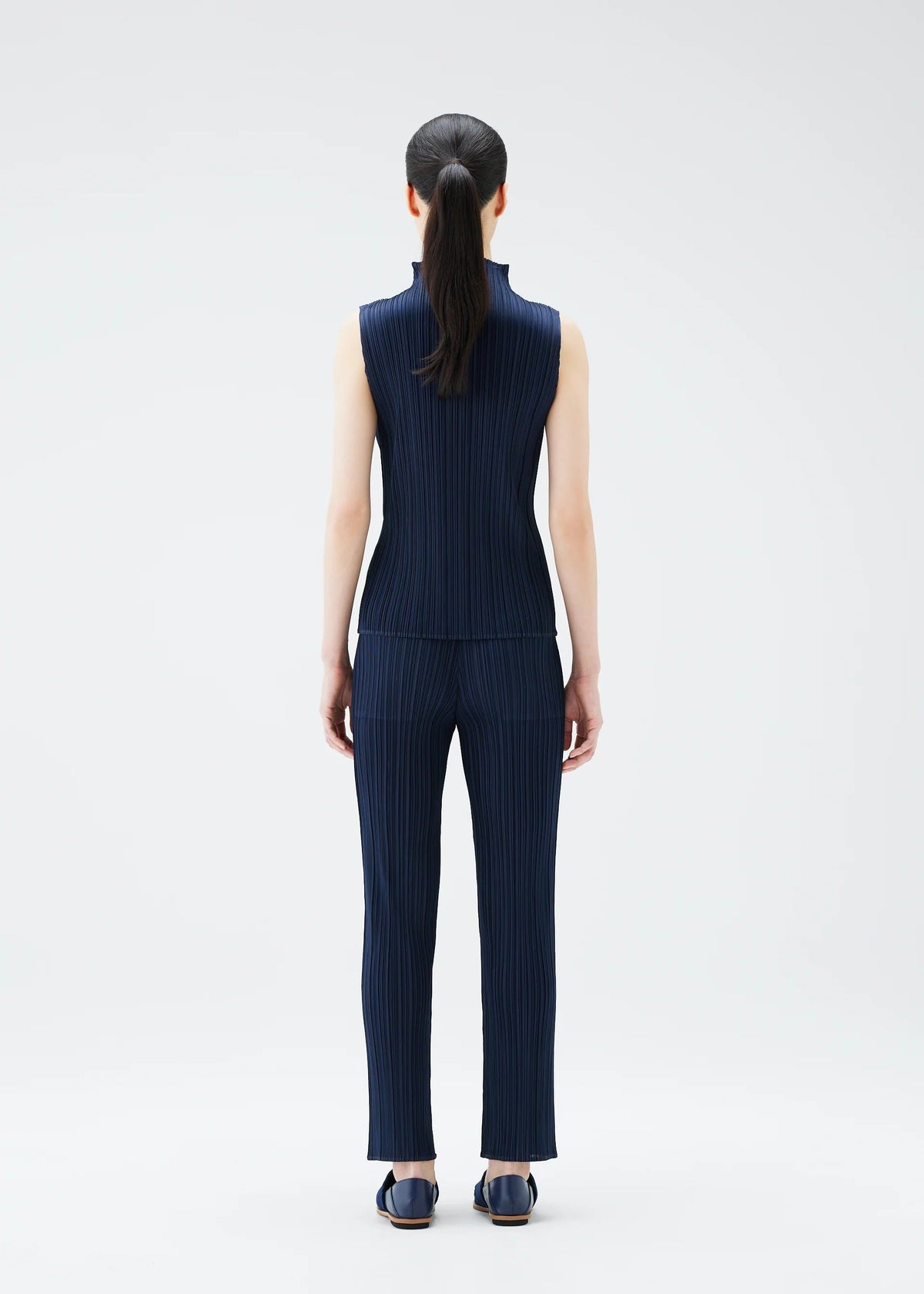 A model wears the PLEATS PLEASE ISSEY MIYAKE NEW COLORFUL BASICS 4 pp67jk4024405.