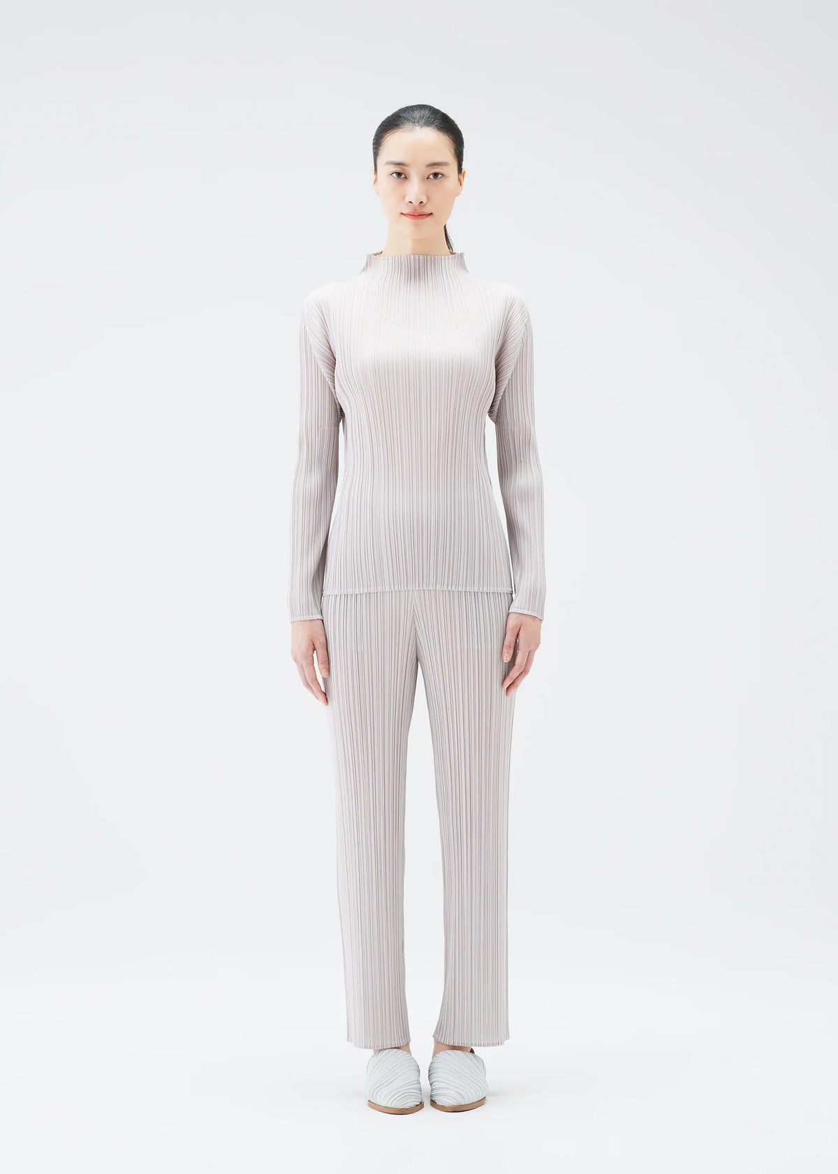 A model wears the PLEATS PLEASE ISSEY MIYAKE NEW COLORFUL BASICS 4 pp67jk4044405.