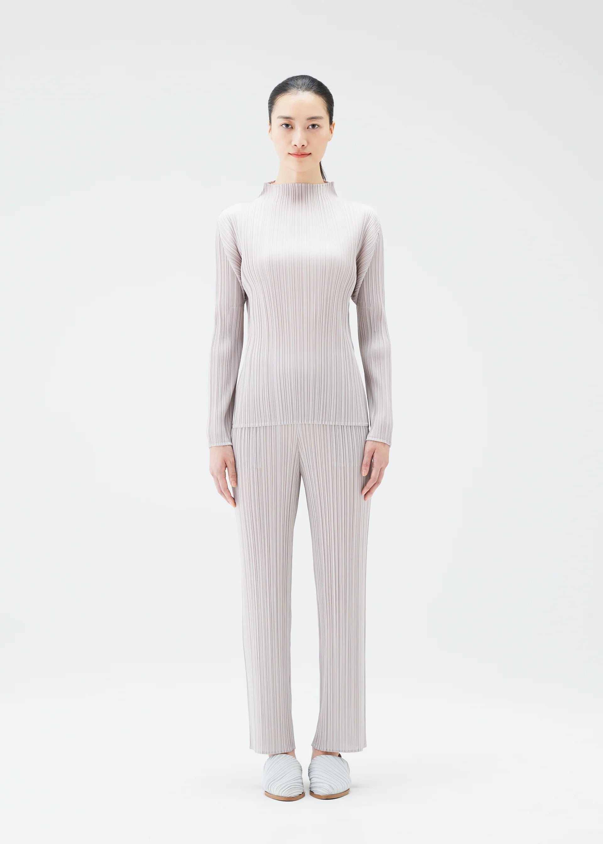 A model wears the PLEATS PLEASE ISSEY MIYAKE NEW COLORFUL BASICS 4 pp67jk4044405.