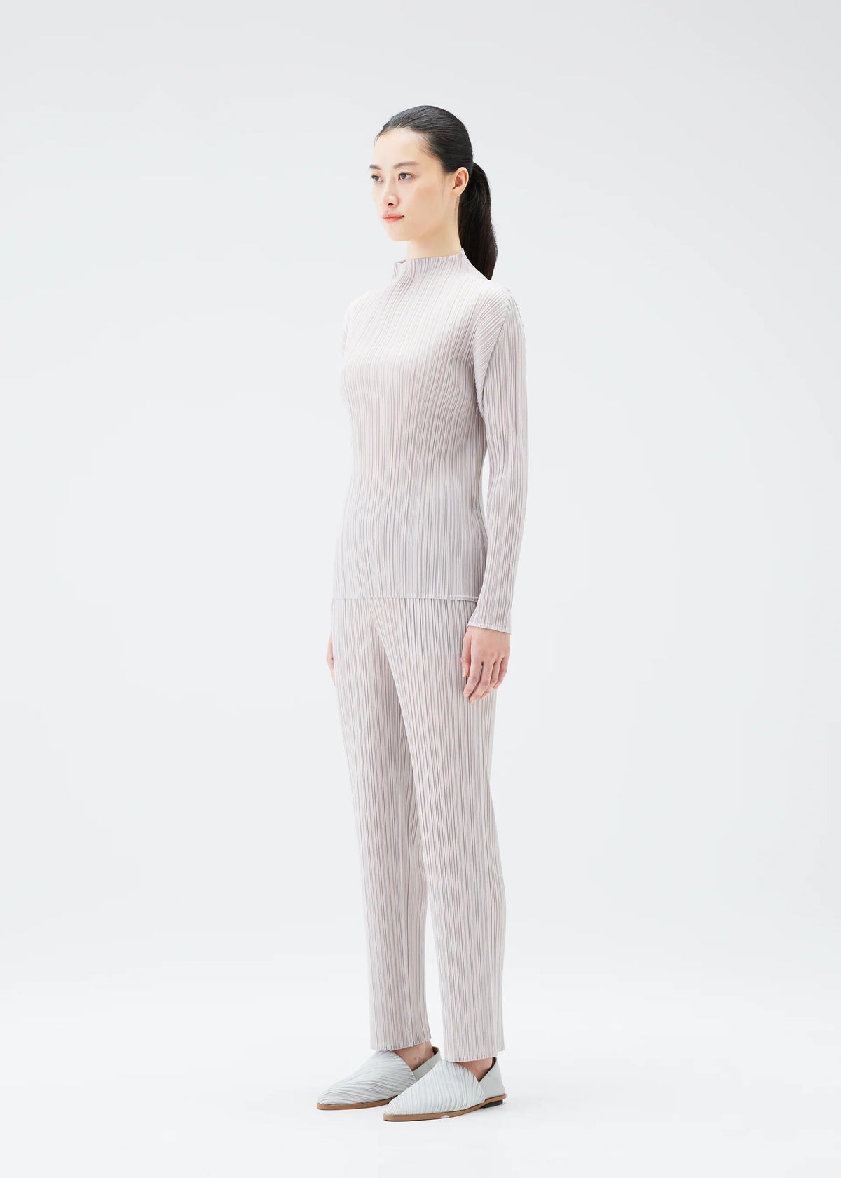 A model wears the PLEATS PLEASE ISSEY MIYAKE NEW COLORFUL BASICS 4 pp67jk4044405.