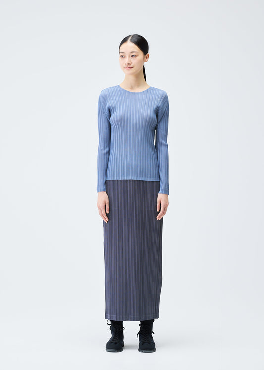 A model wears the Pleats Please Issey Miyake RIB PLEATS DECEMBER prêt à porter.