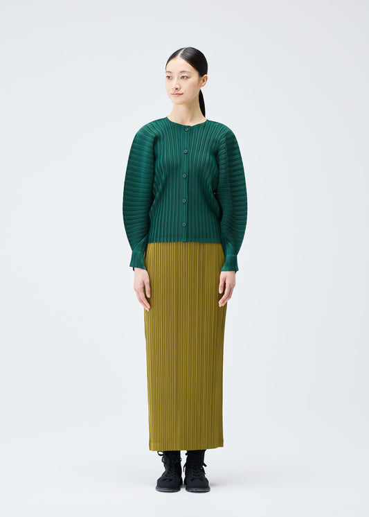A model wears the Pleats Please Issey Miyake RIB PLEATS DECEMBER prêt à porter.