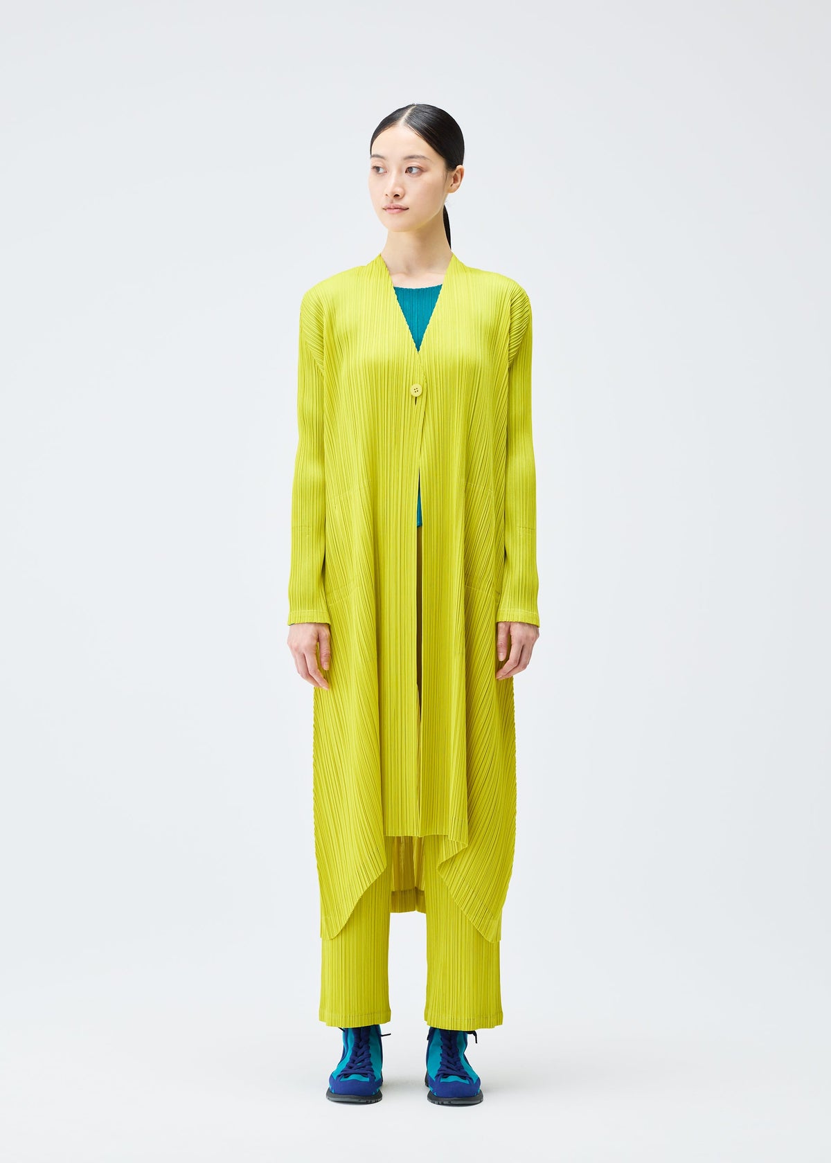 A model wears the PLEATS PLEASE ISSEY MIYAKE MONTHLY COLORS OCTOBER coat.