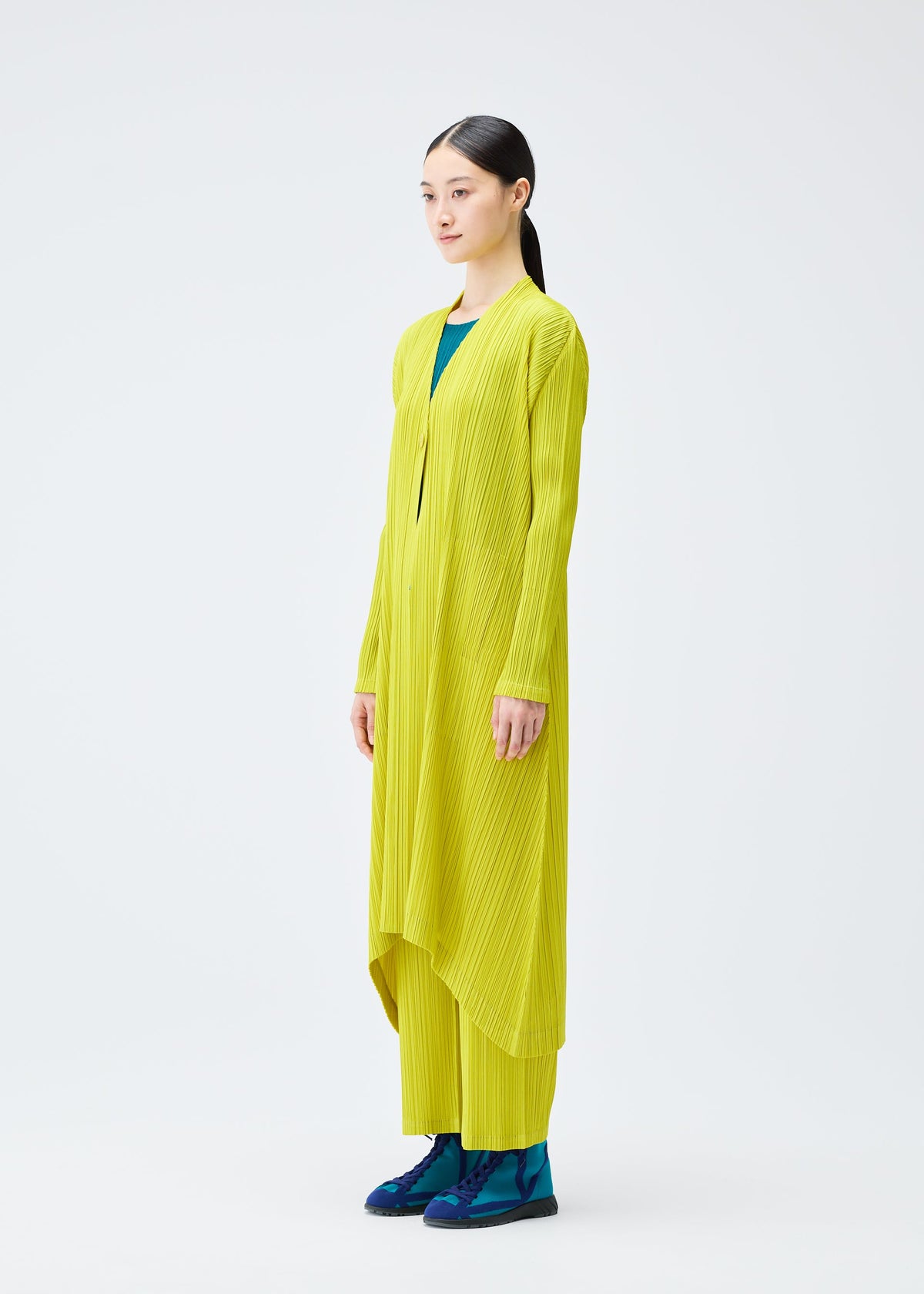 A model wears the PLEATS PLEASE ISSEY MIYAKE MONTHLY COLORS OCTOBER coat.