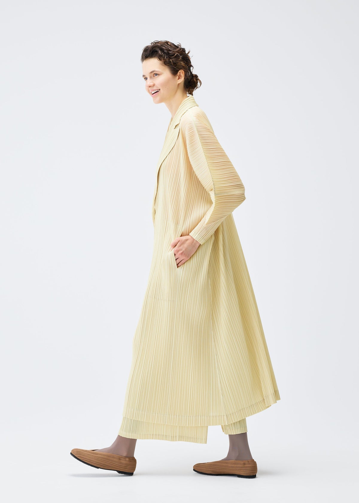 A model wears the Pleats Please Issey Miyake MONTHLY COLORS : DECEMBER coat.