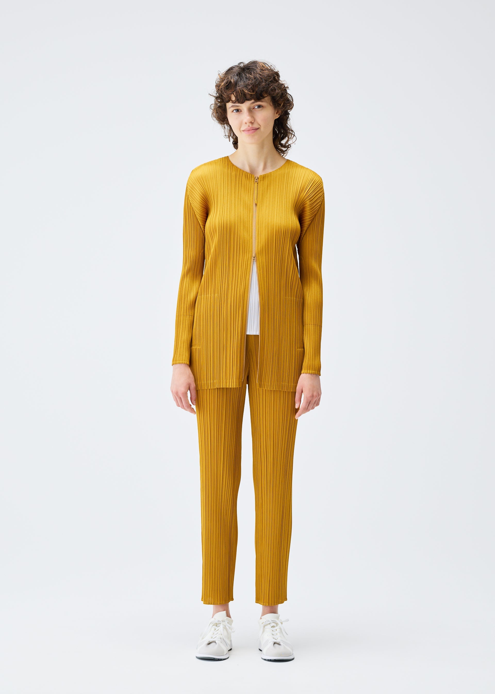 MONTHLY COLORS : SEPTEMBER Top Black – ISSEY MIYAKE EU