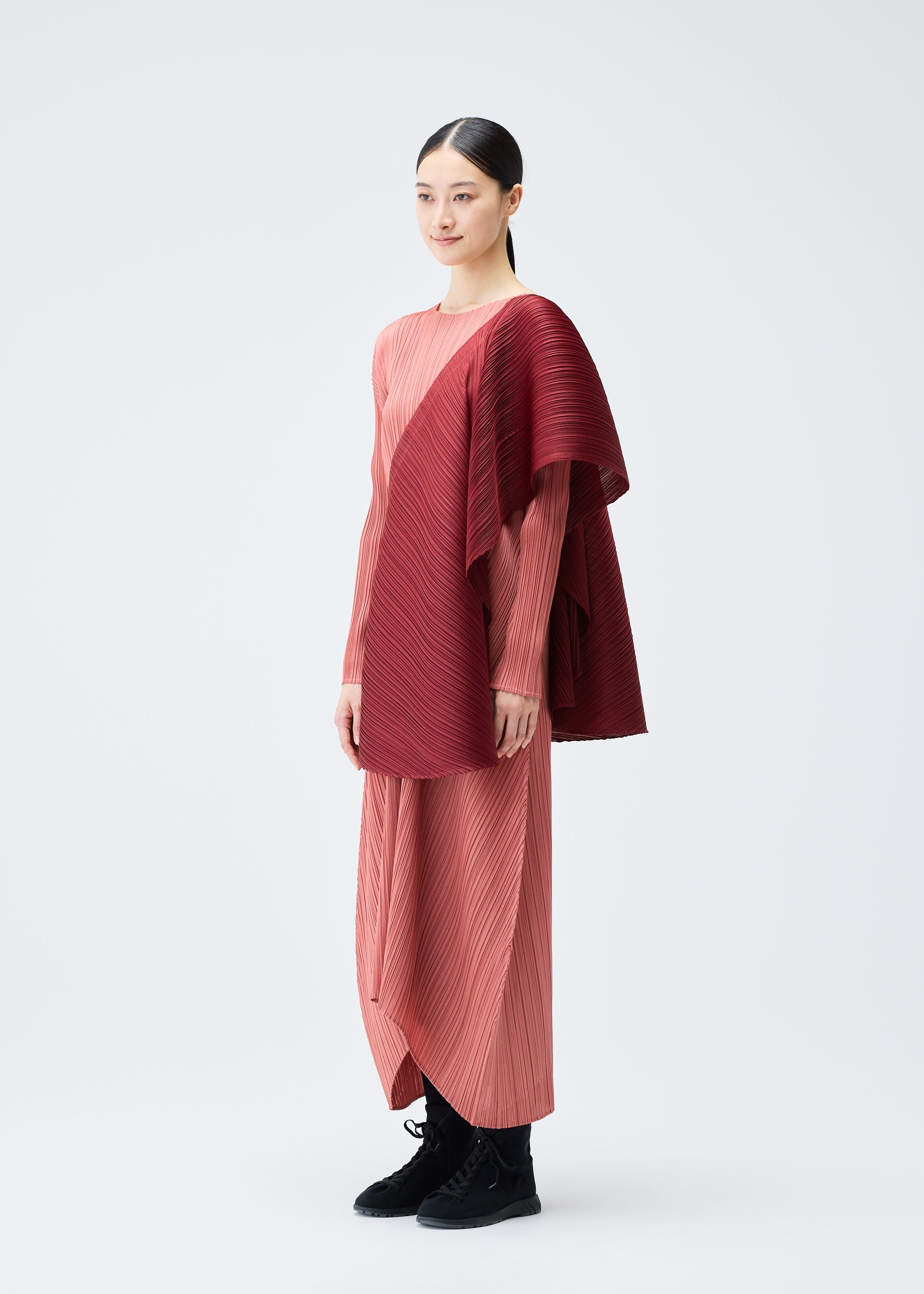 A model wears the PLEATS PLEASE ISSEY MIYAKE MONTHLY COLORS OCTOBER vest.