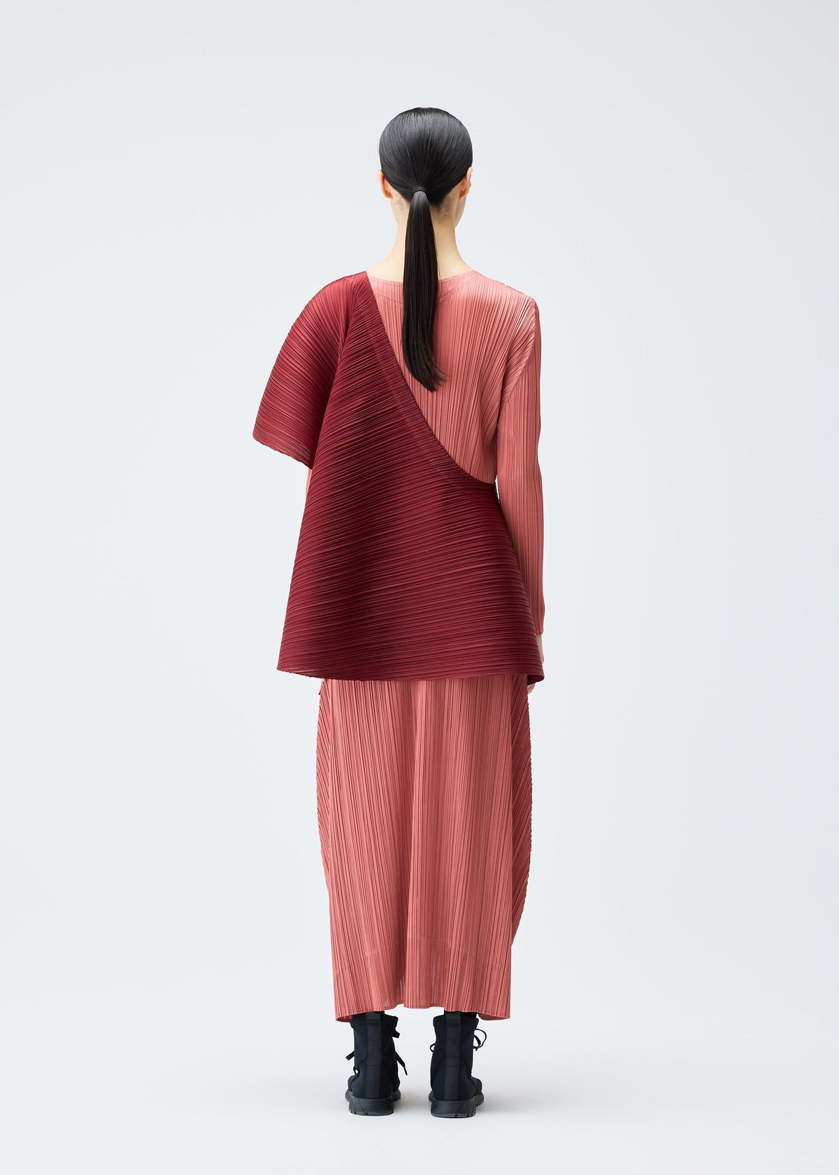 A model wears the PLEATS PLEASE ISSEY MIYAKE MONTHLY COLORS OCTOBER vest.