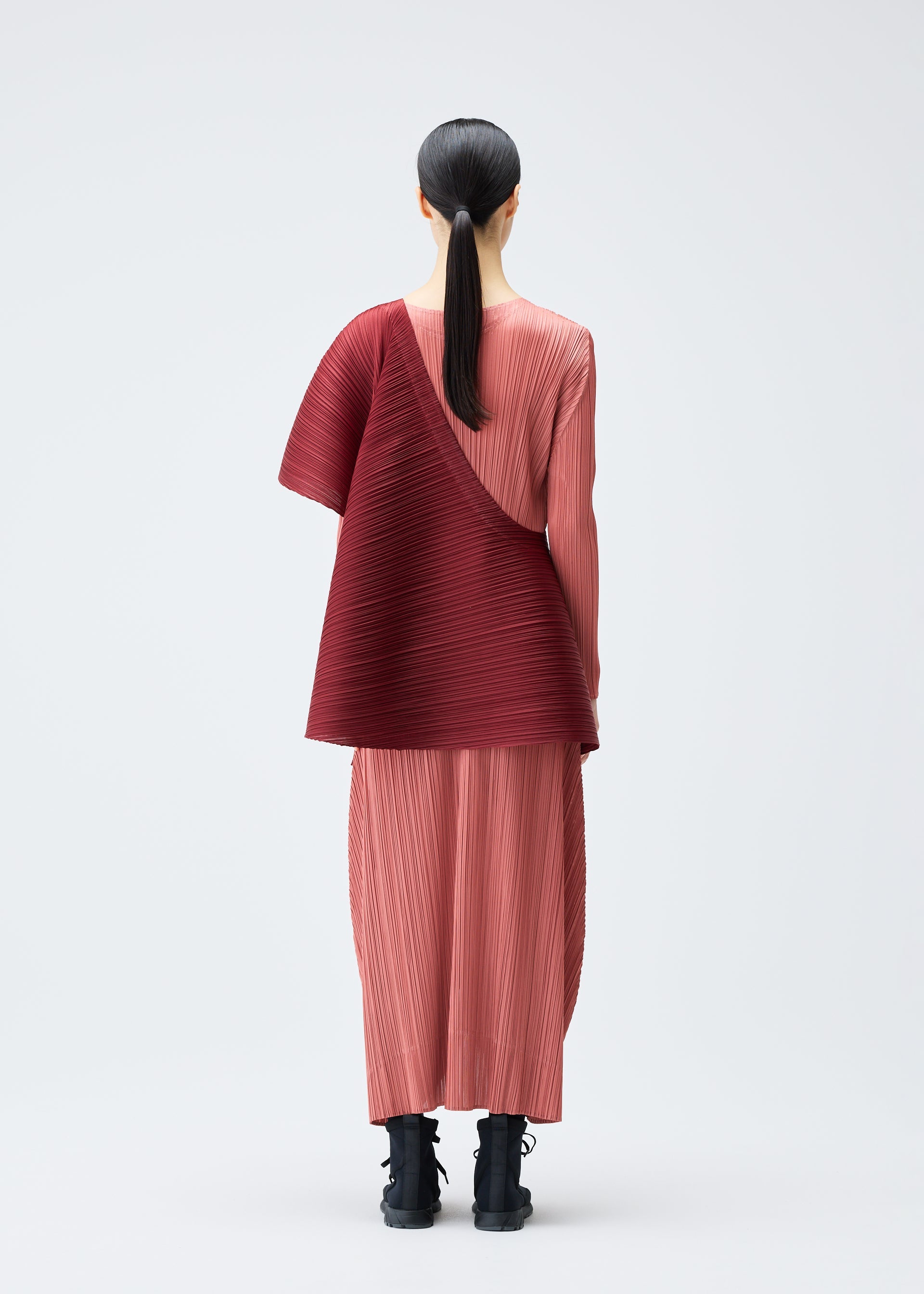 A model wears the PLEATS PLEASE ISSEY MIYAKE MONTHLY COLORS OCTOBER vest.