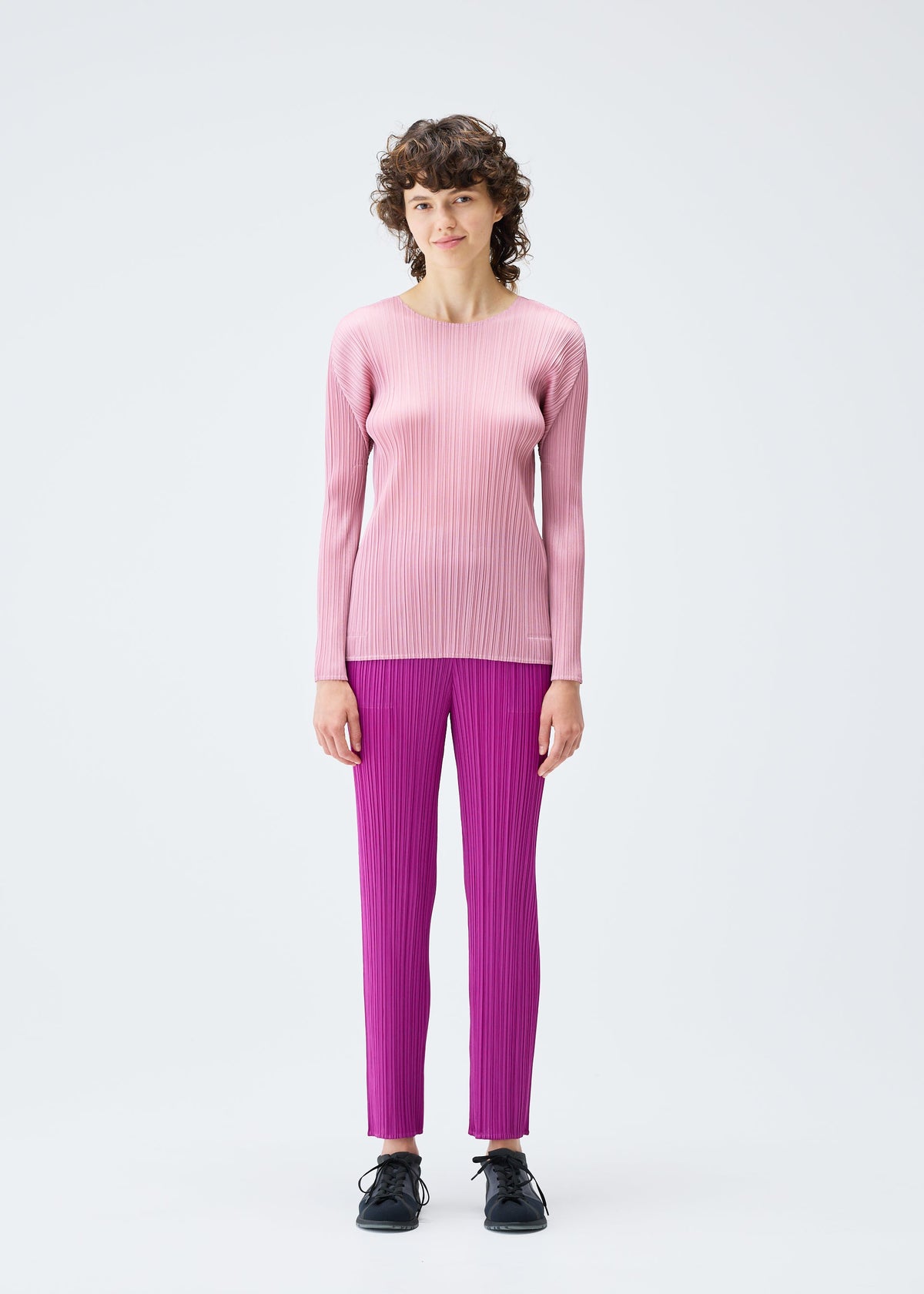 A model wears the Pleats Please Issey Miyake MONTHLY COLORS SEPTEMBER trousers.