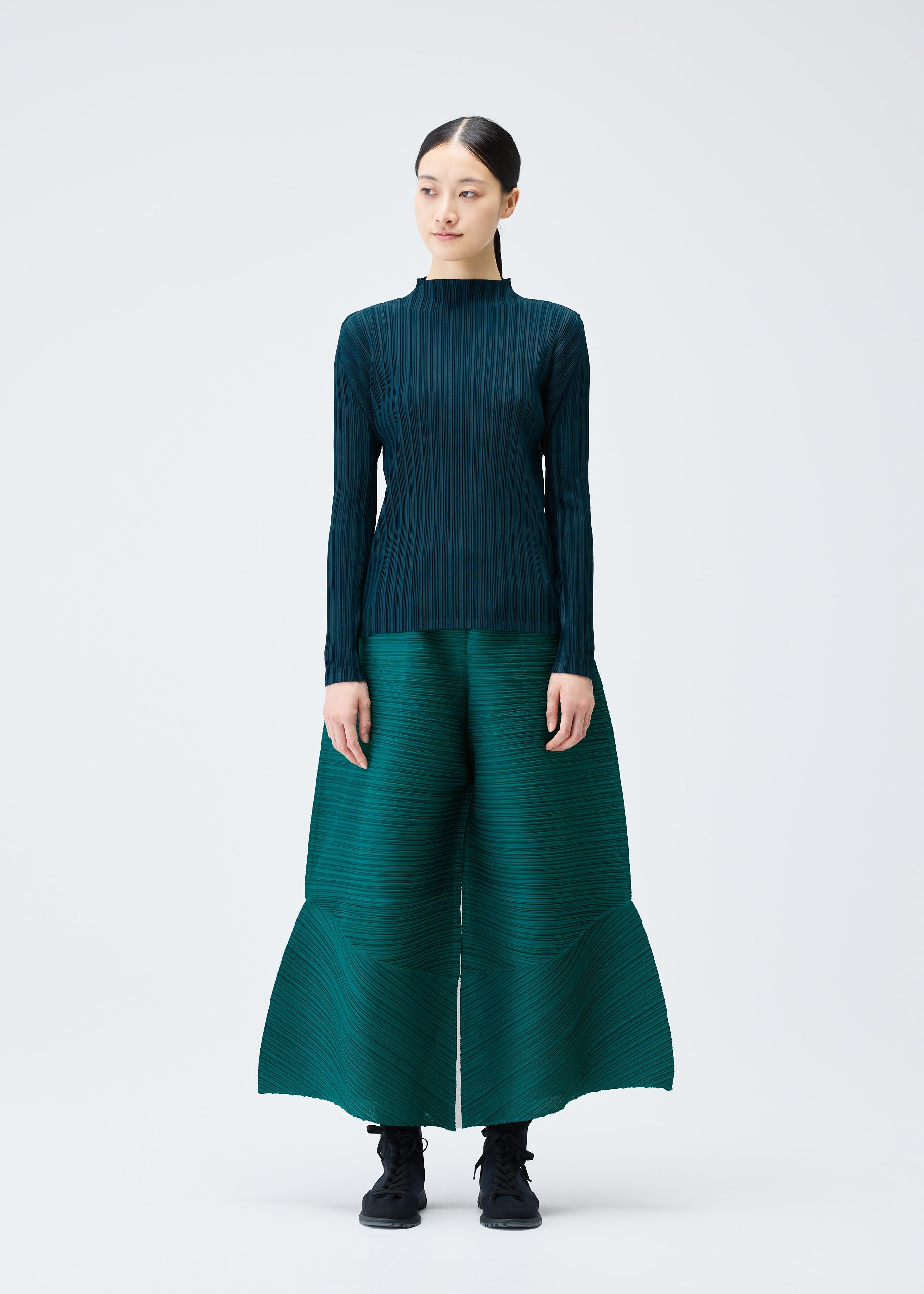 THICKER BOUNCE Trousers Green – ISSEY MIYAKE EU