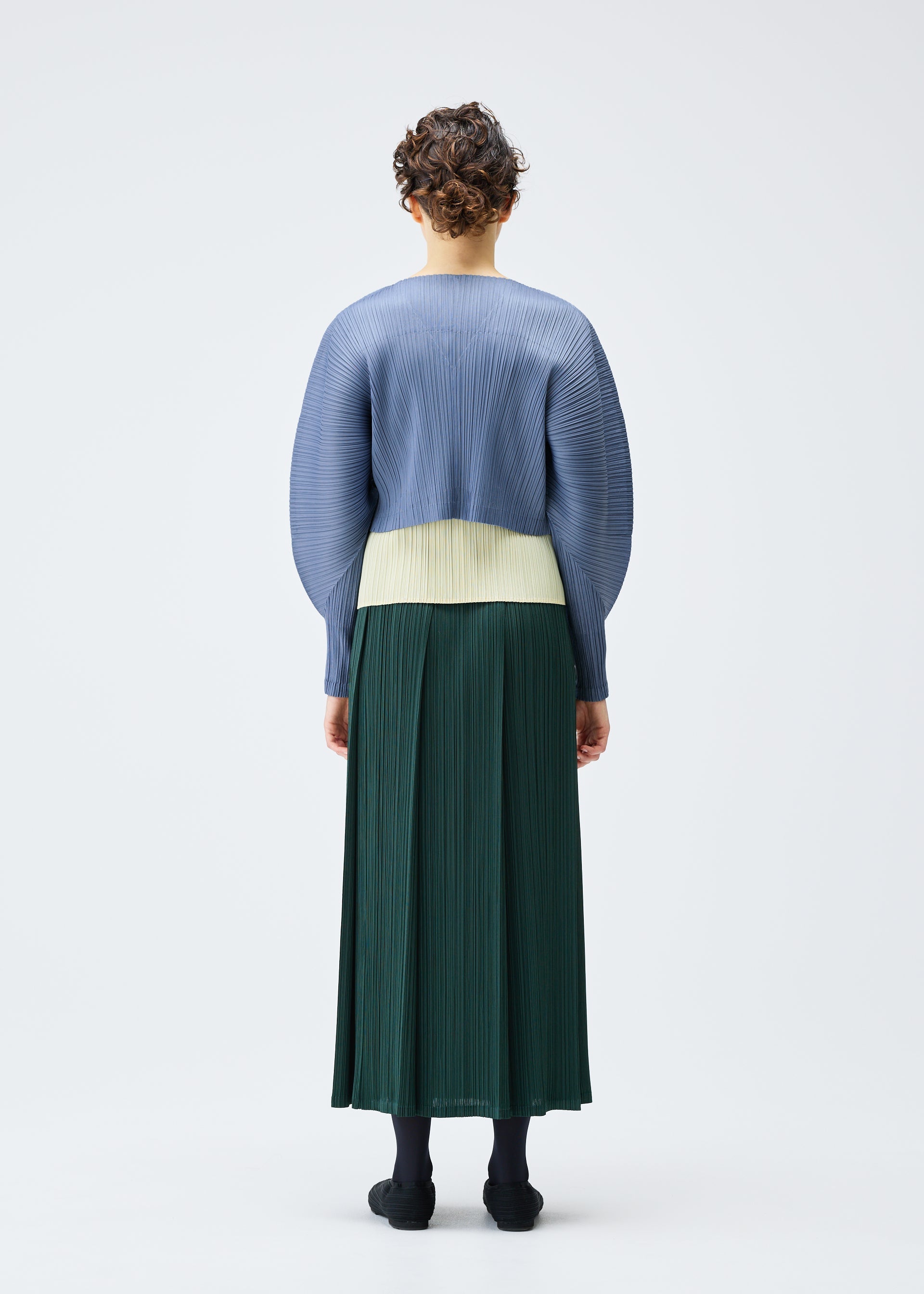スカート MONTHLY COLORS : DECEMBER MONTHLY COLORS : DECEMBER Skirt Steel Blue – ISSEY MIYAKE EU