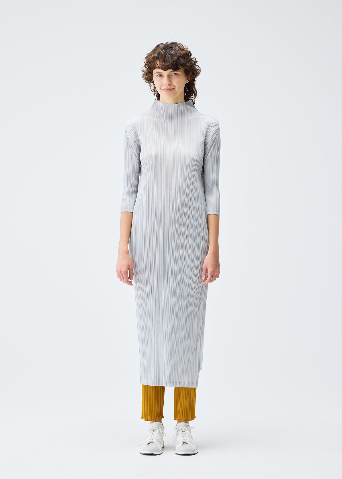A model wears the Pleats Please Issey Miyake MONTHLY COLORS SEPTEMBER dress.