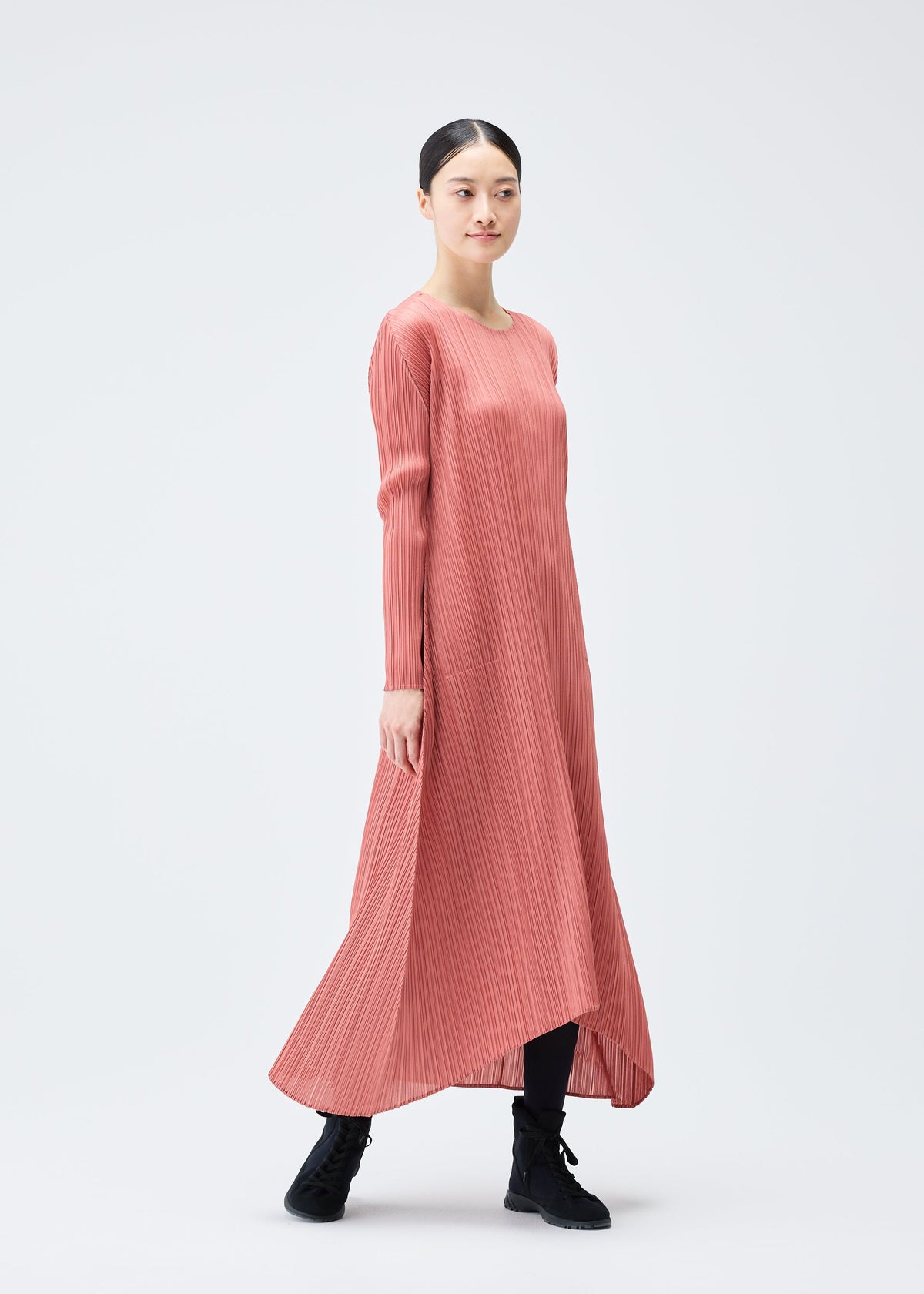 A model wears the PLEATS PLEASE ISSEY MIYAKE MONTHLY COLORS OCTOBER dress.