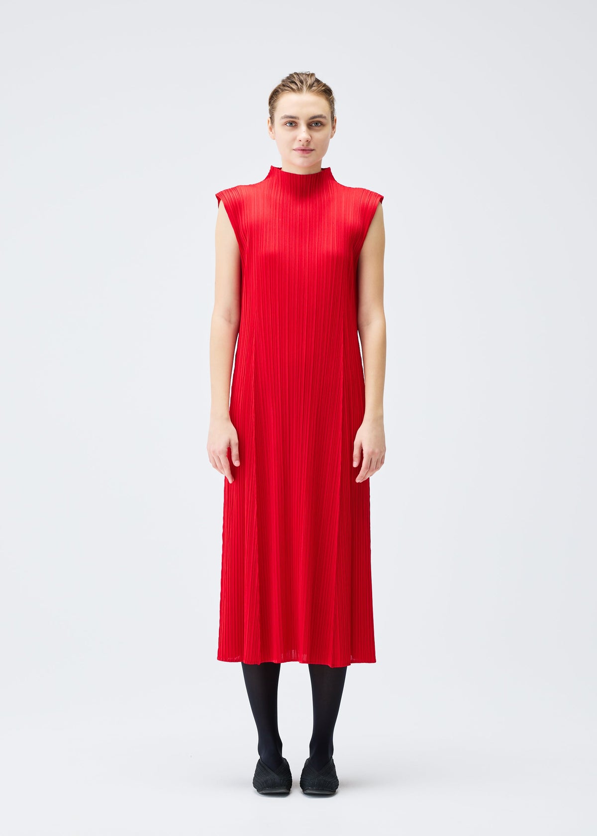 A model wears the Pleats Please Issey Miyake MONTHLY COLORS : NOVEMBER dress.