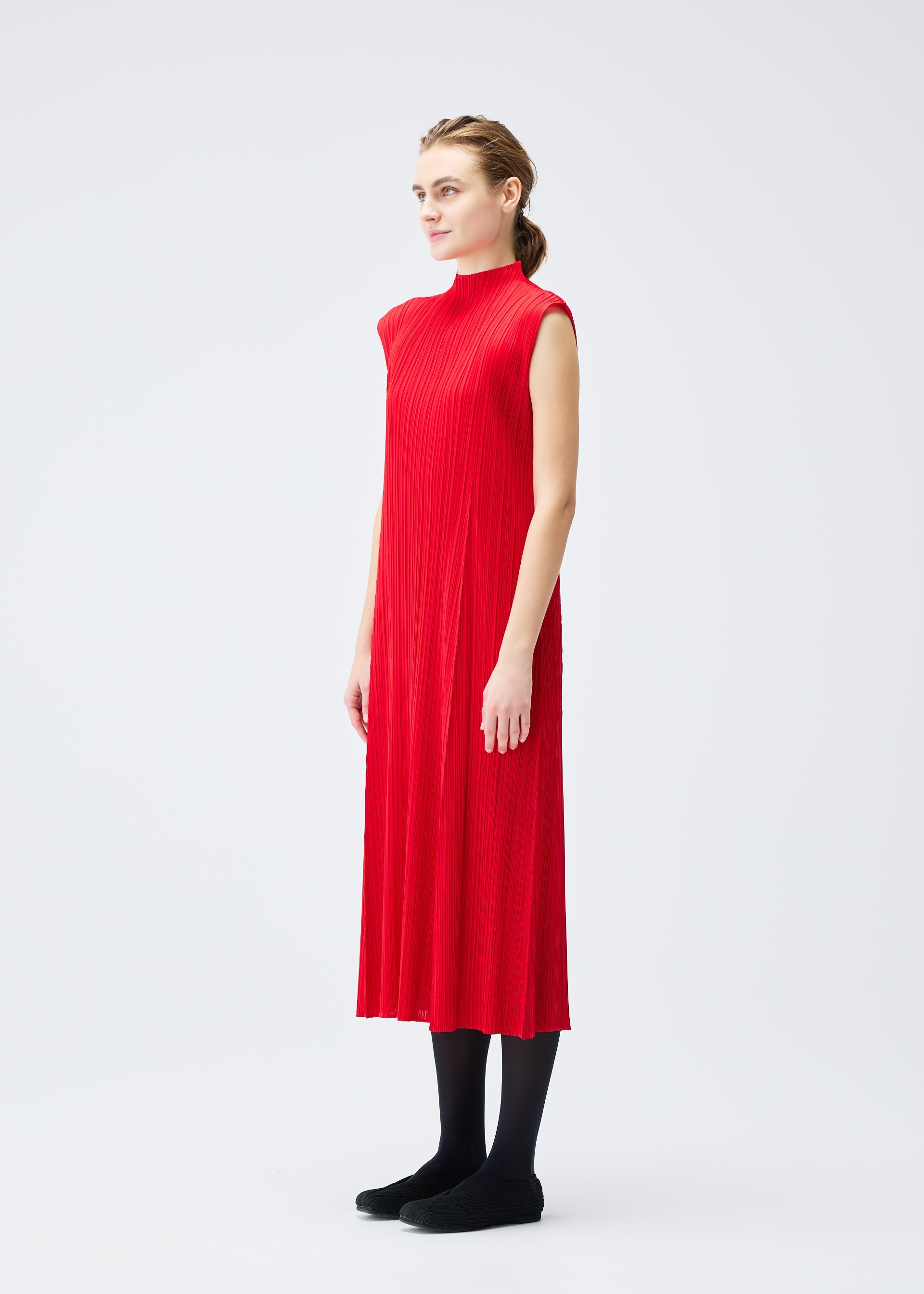 A model wears the Pleats Please Issey Miyake MONTHLY COLORS : NOVEMBER dress.