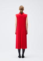 A model wears the Pleats Please Issey Miyake MONTHLY COLORS : NOVEMBER dress.