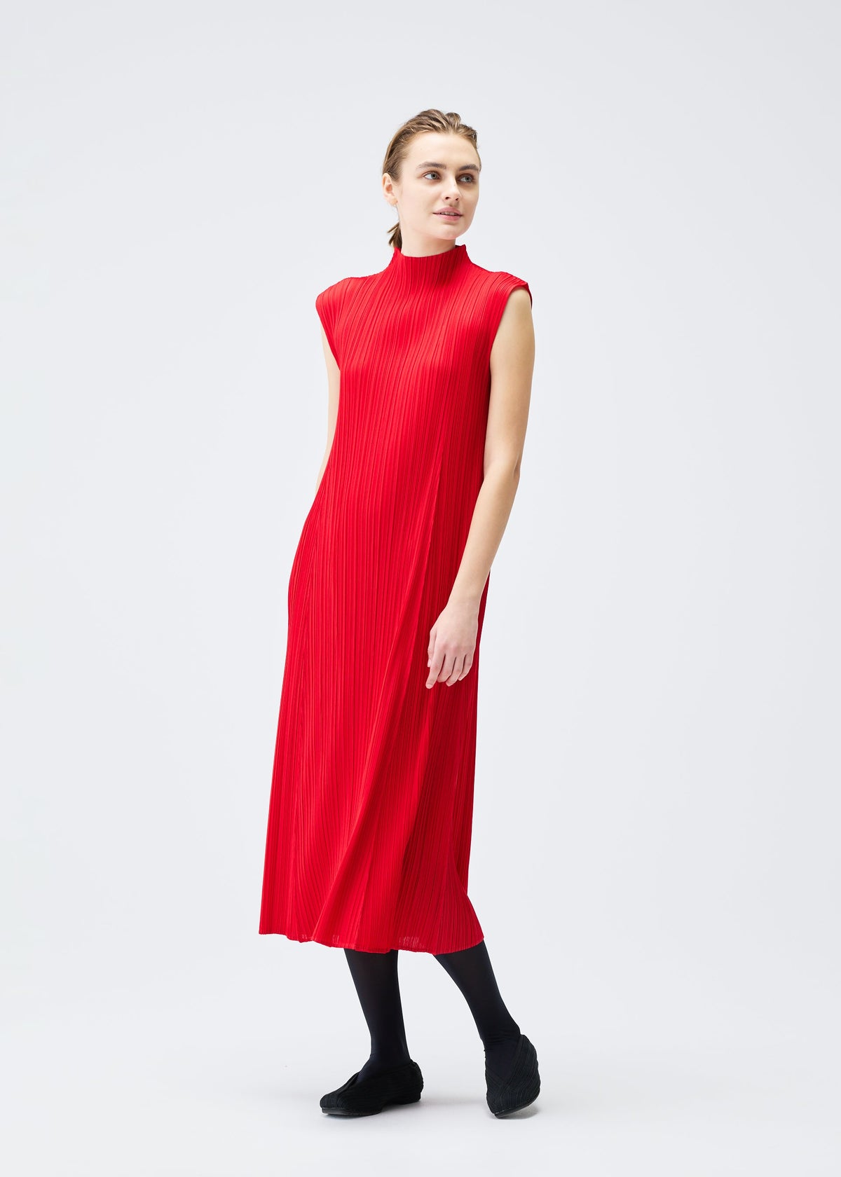 A model wears the Pleats Please Issey Miyake MONTHLY COLORS : NOVEMBER dress.