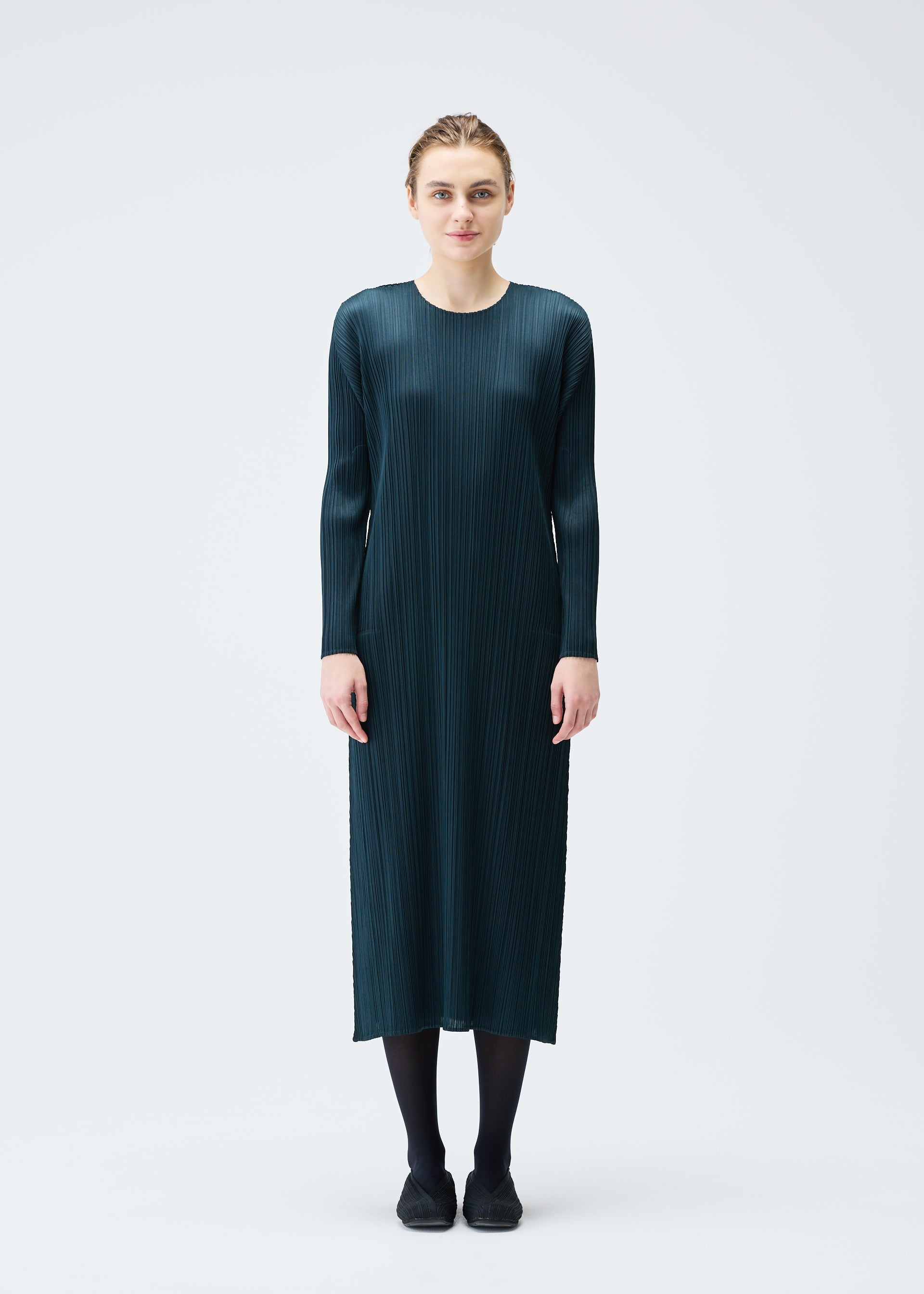 A model wears the Pleats Please Issey Miyake MONTHLY COLORS : NOVEMBER dress.