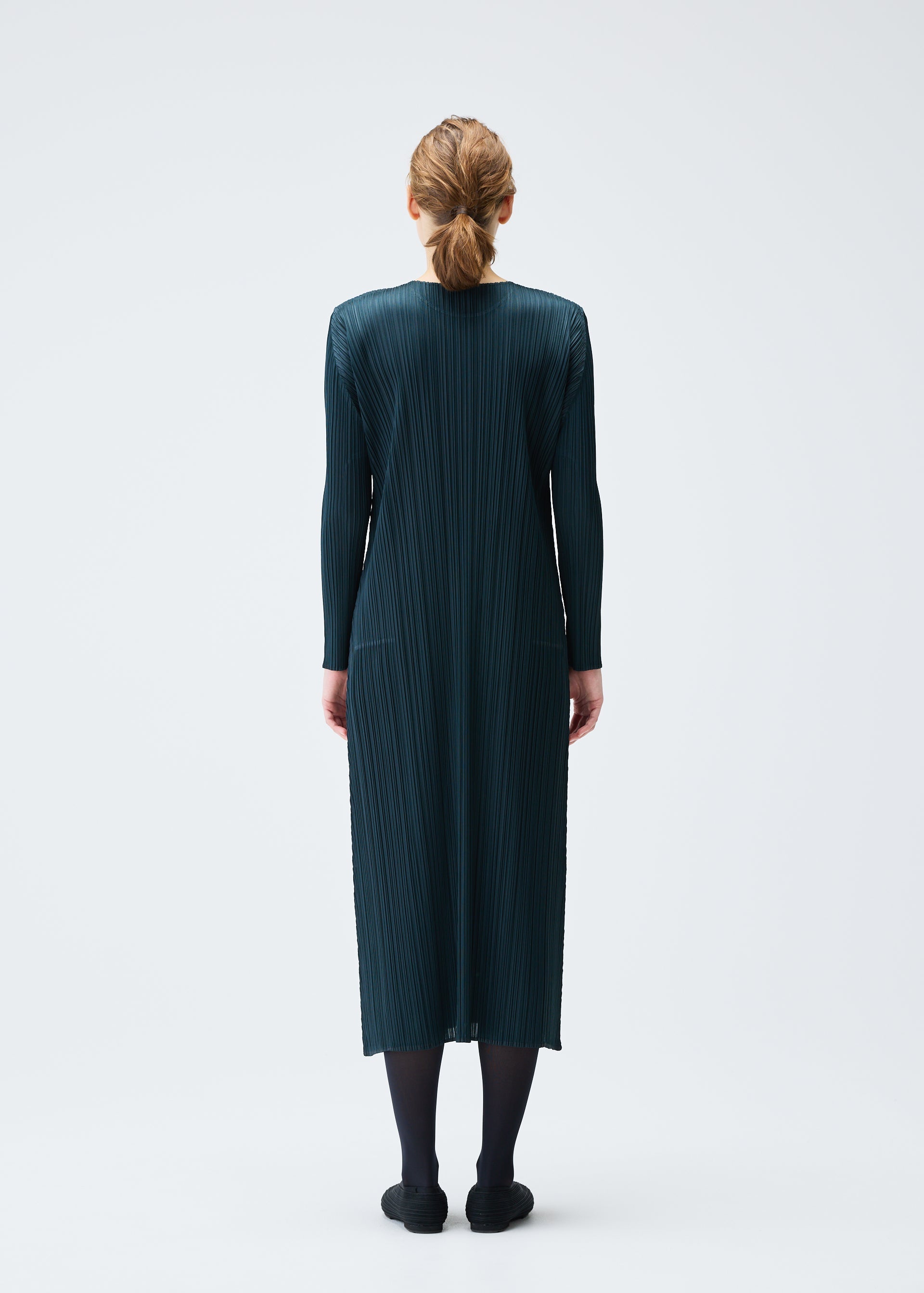 A model wears the Pleats Please Issey Miyake MONTHLY COLORS : NOVEMBER dress.