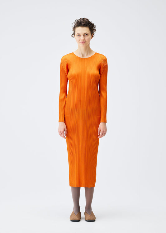 A model wears the Pleats Please Issey Miyake MONTHLY COLORS : DECEMBER dress.
