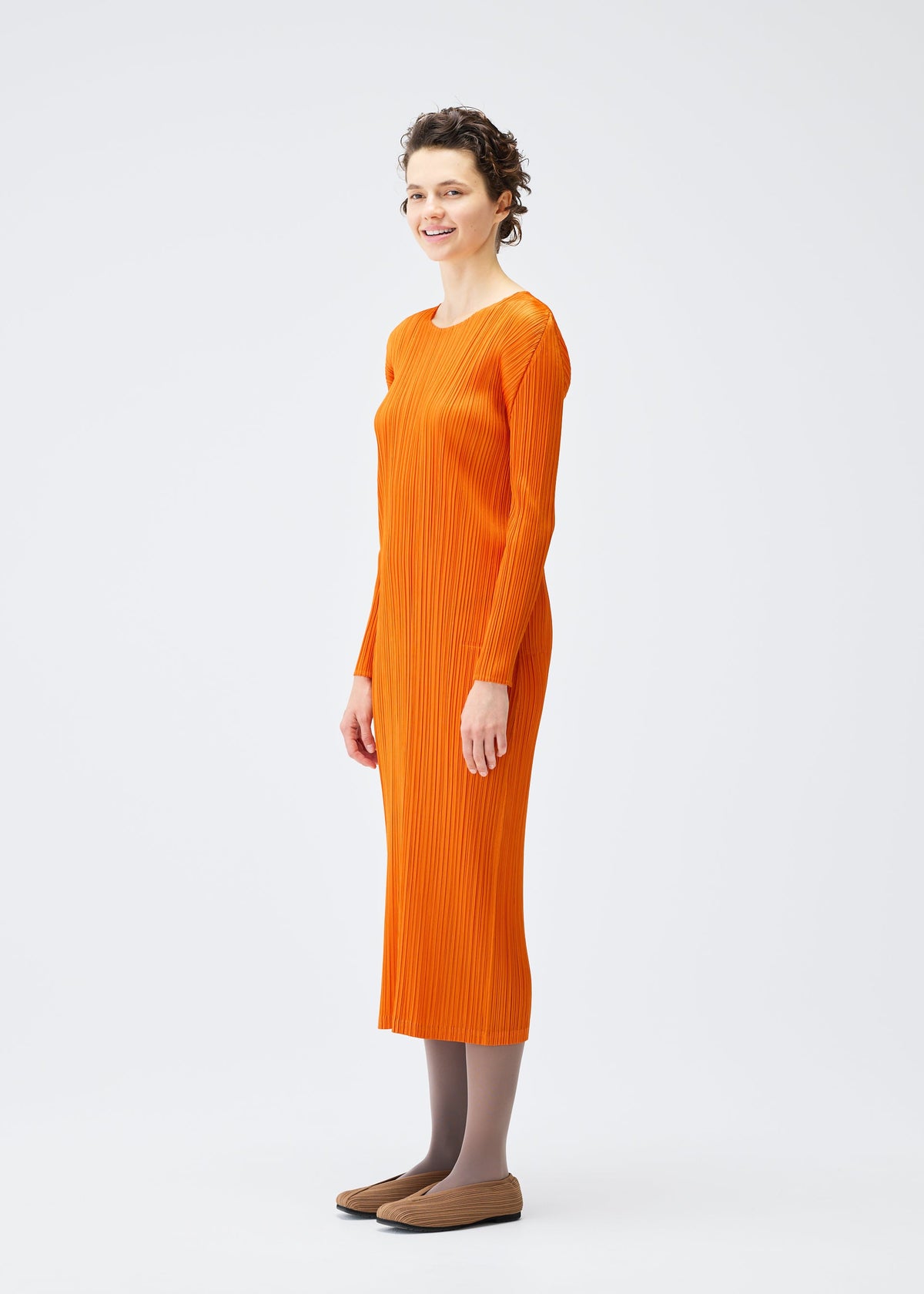 A model wears the Pleats Please Issey Miyake MONTHLY COLORS : DECEMBER dress.