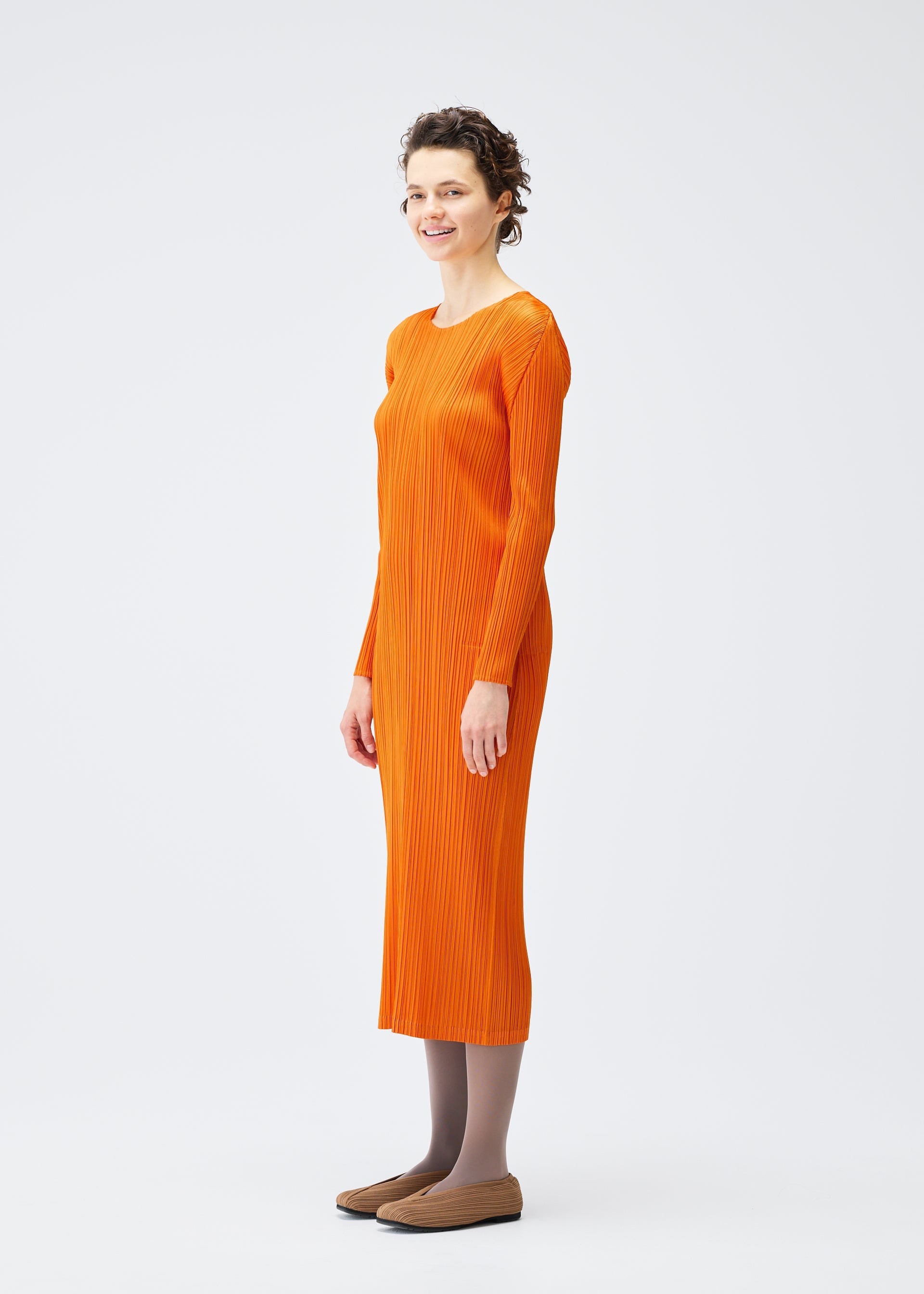 A model wears the Pleats Please Issey Miyake MONTHLY COLORS : DECEMBER dress.