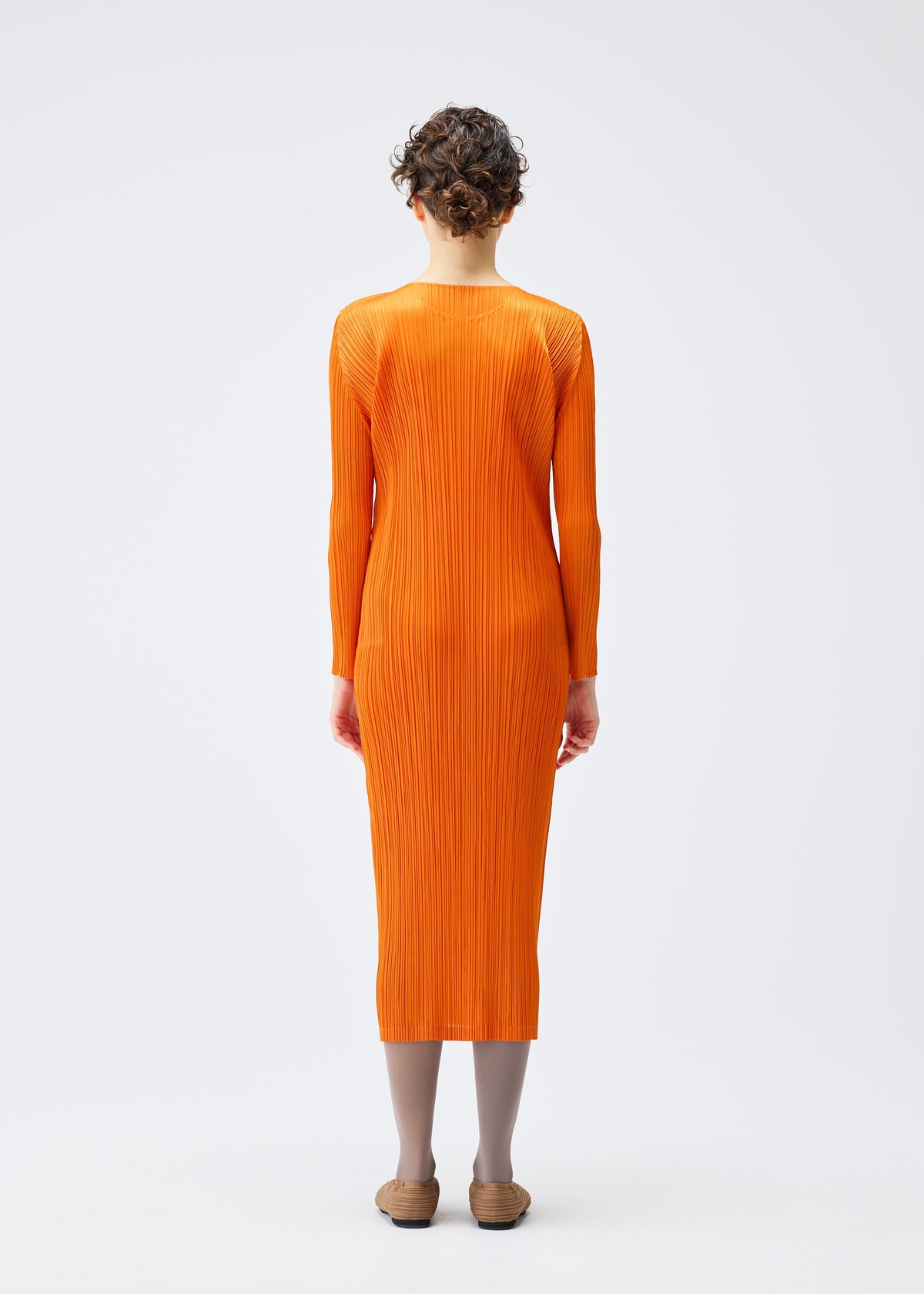 A model wears the Pleats Please Issey Miyake MONTHLY COLORS : DECEMBER dress.