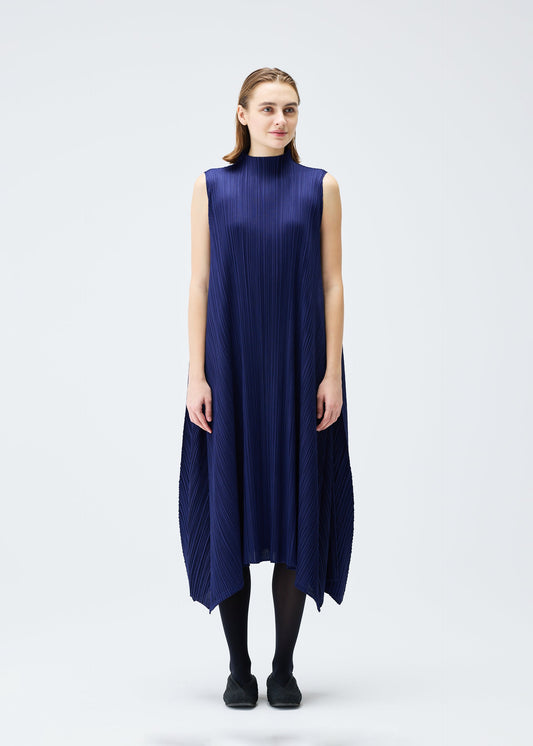 A model wears the Pleats Please Issey Miyake EFFICIENT SQUARE 2 dress.