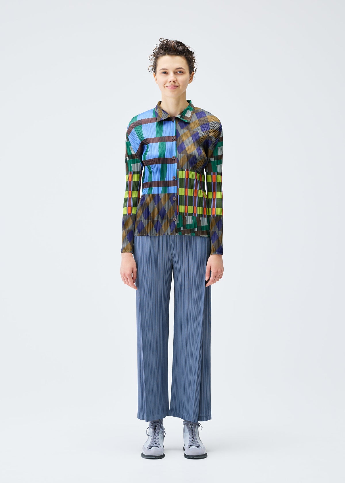 A model wears the Pleats Please Issey Miyake HARMONY prêt à porter.