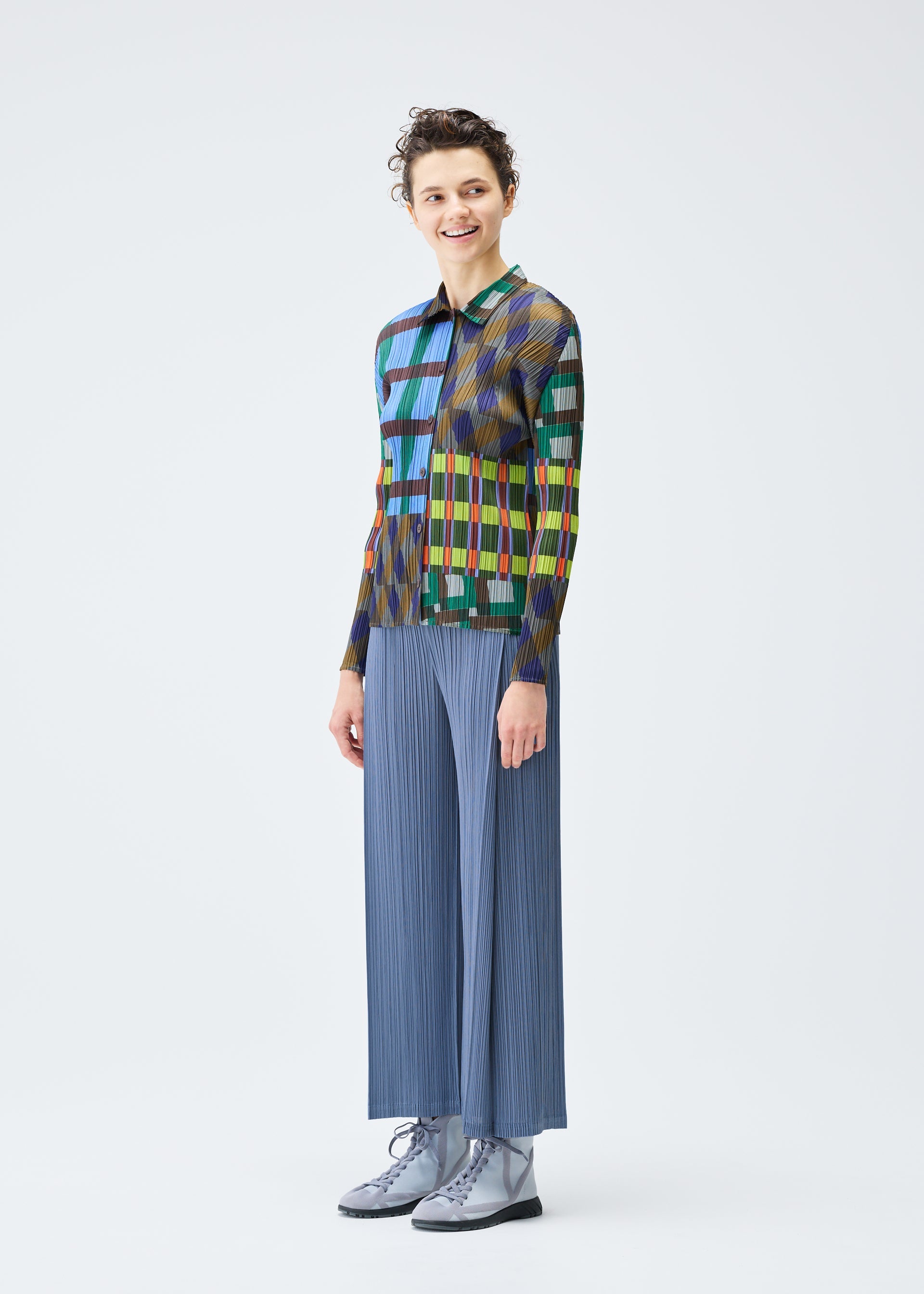A model wears the Pleats Please Issey Miyake HARMONY prêt à porter.
