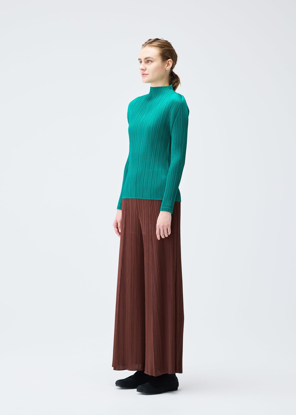 A model wears the Pleats Please Issey Miyake MONTHLY COLORS : NOVEMBER shirt.