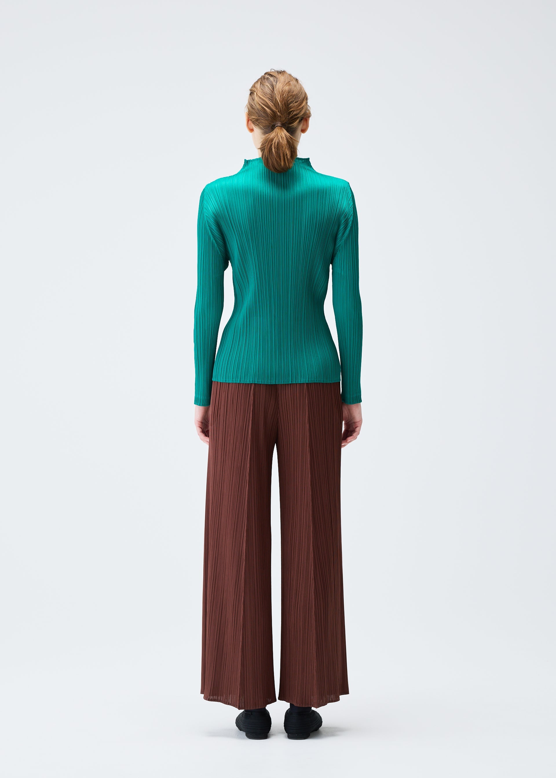 A model wears the Pleats Please Issey Miyake MONTHLY COLORS : NOVEMBER shirt.