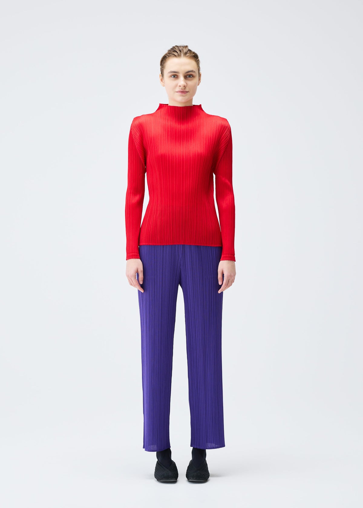 A model wears the Pleats Please Issey Miyake MONTHLY COLORS : NOVEMBER shirt.