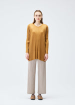 A model wears the Pleats Please Issey Miyake EFFICIENT SQUARE 2 prêt à porter.