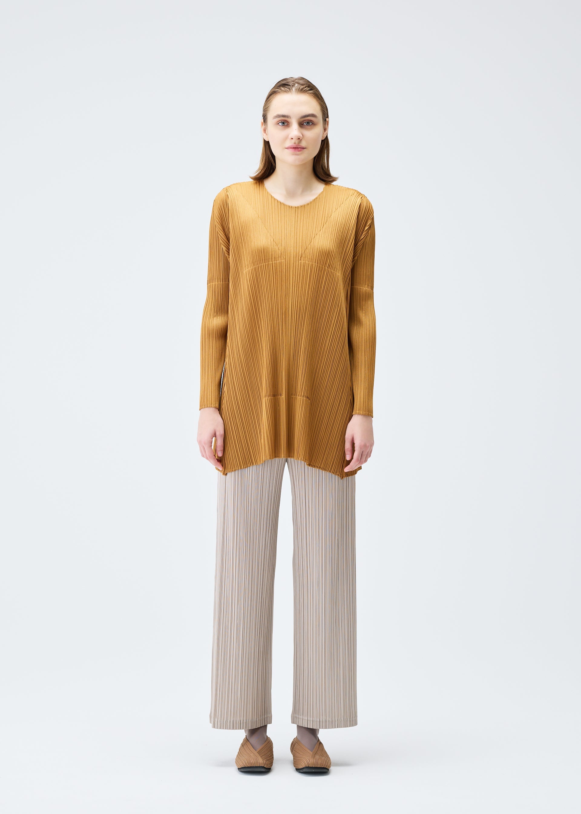 A model wears the Pleats Please Issey Miyake EFFICIENT SQUARE 2 prêt à porter.