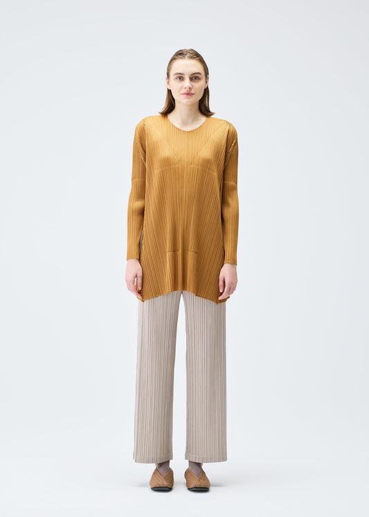 A model wears the Pleats Please Issey Miyake EFFICIENT SQUARE 2 prêt à porter.