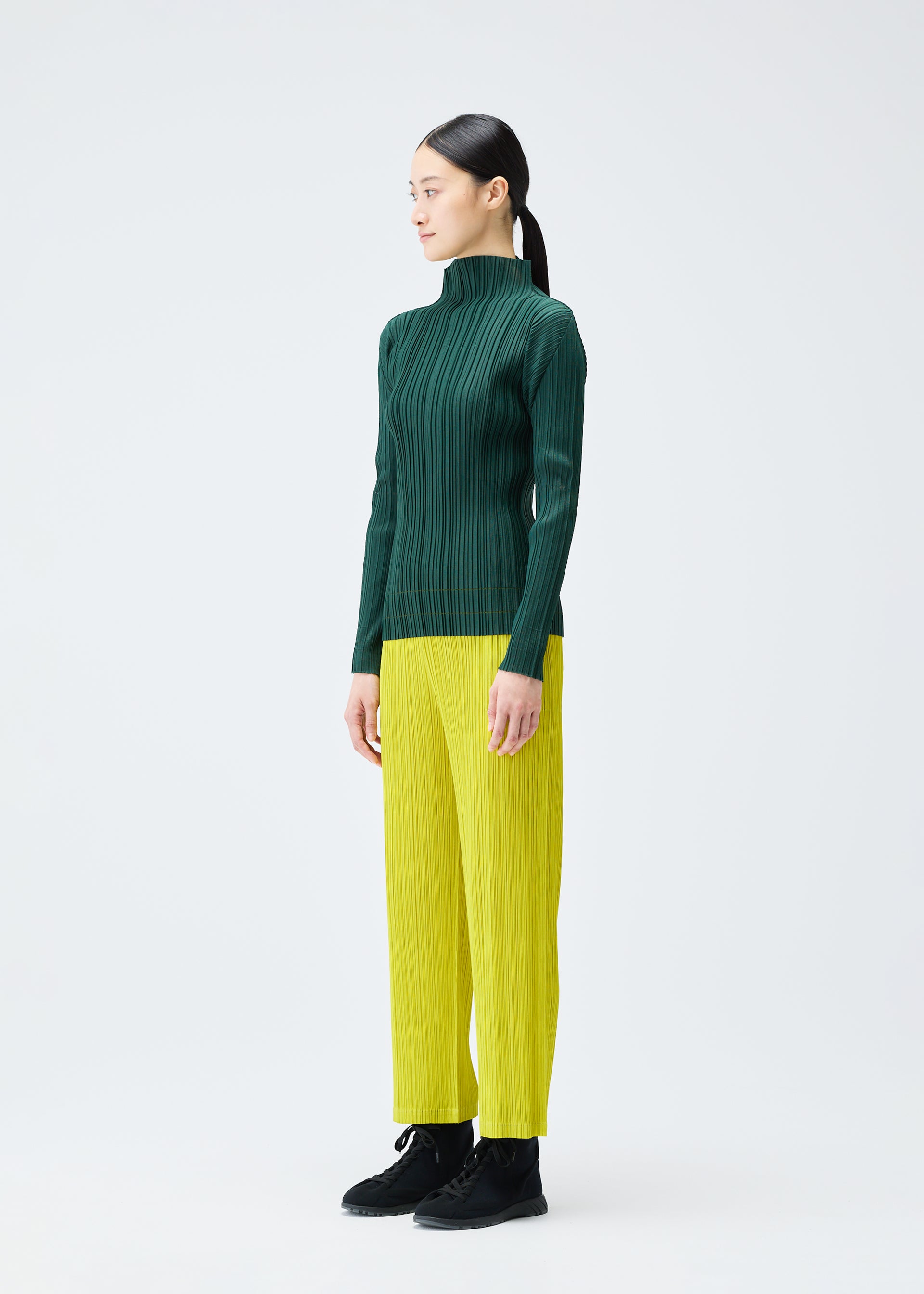 SOFT PLEATS Top Dark Green – ISSEY MIYAKE EU
