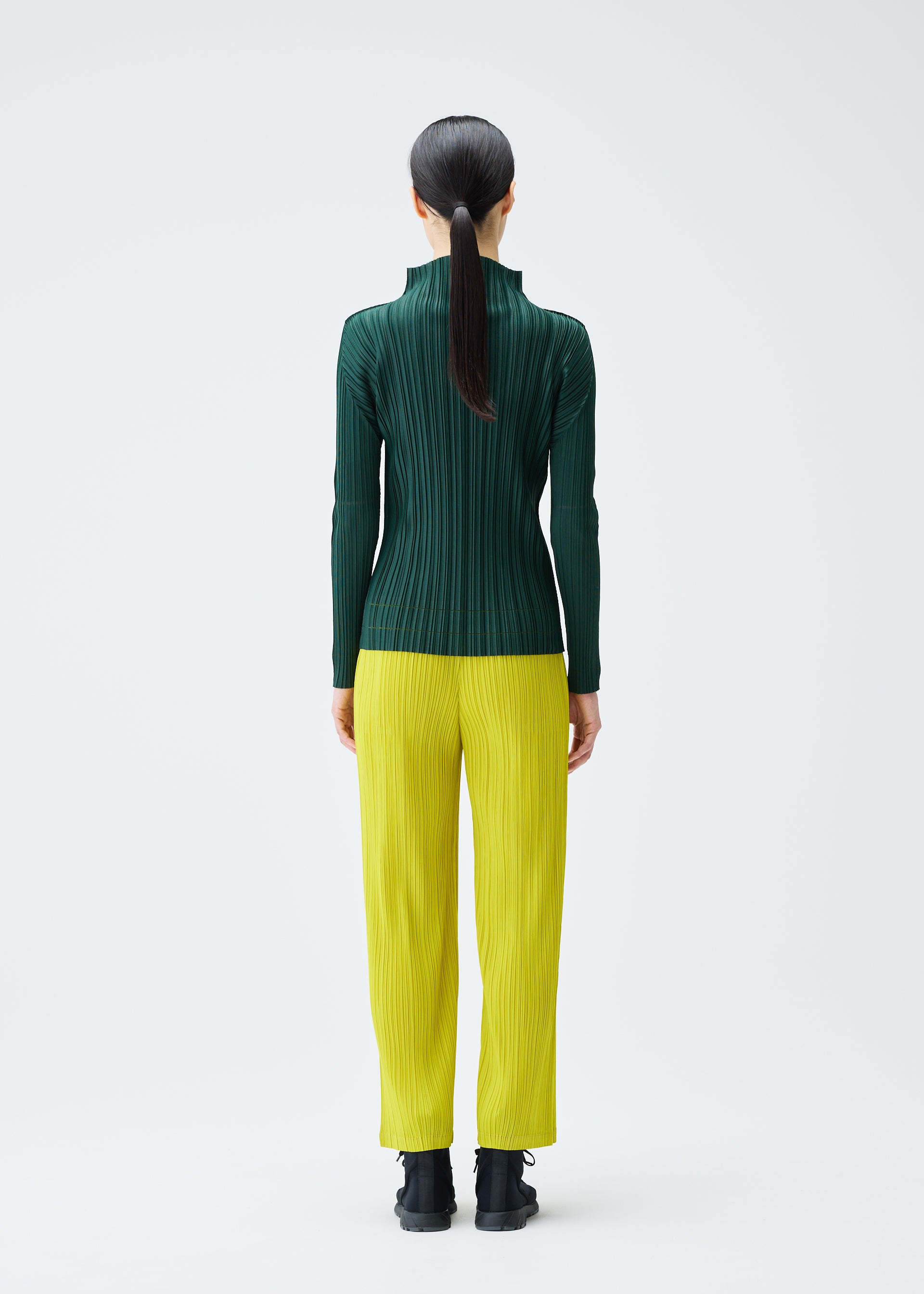 SOFT PLEATS Top Dark Green – ISSEY MIYAKE EU