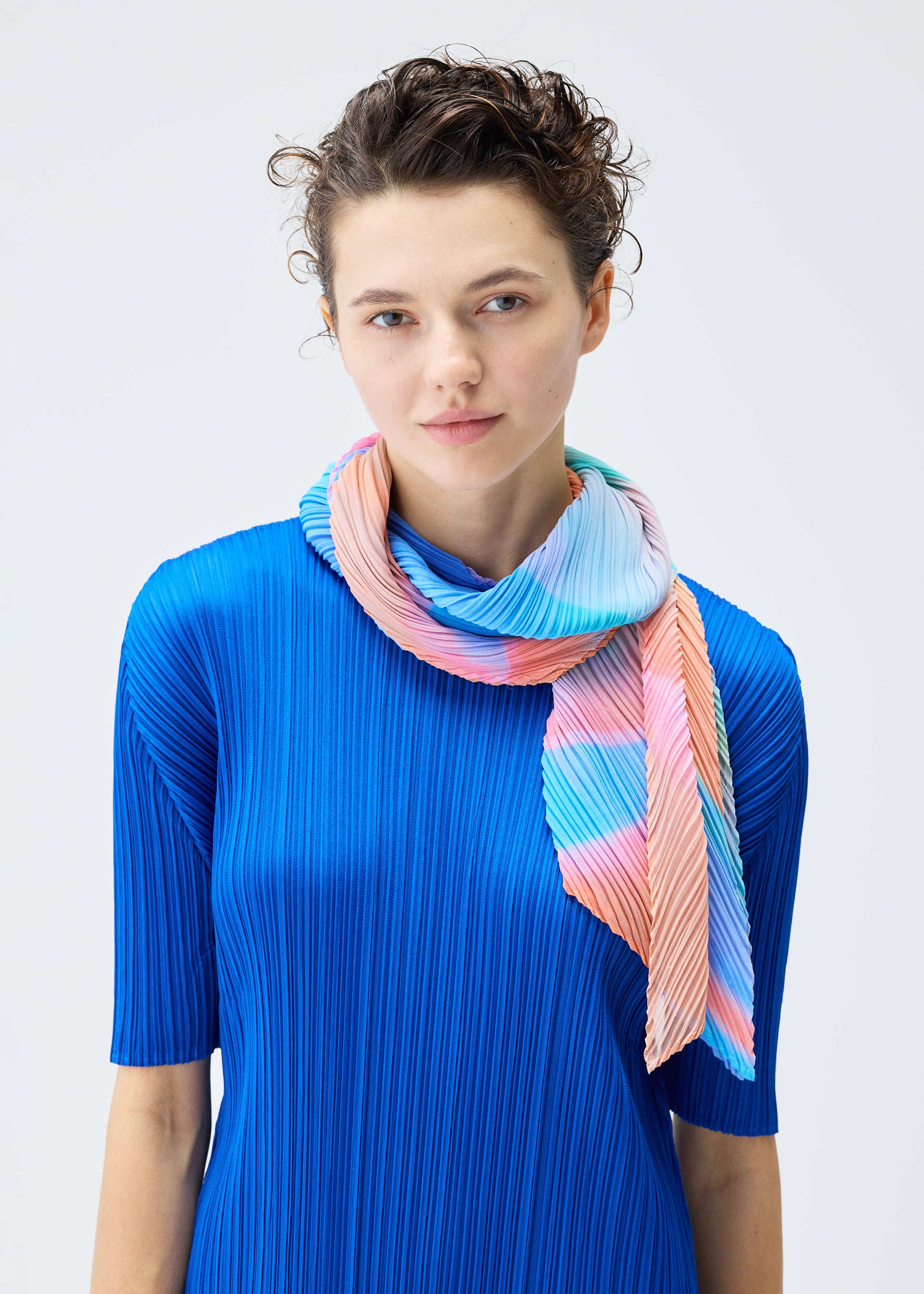 GROOVE SCARF Stole Blue – ISSEY MIYAKE EU