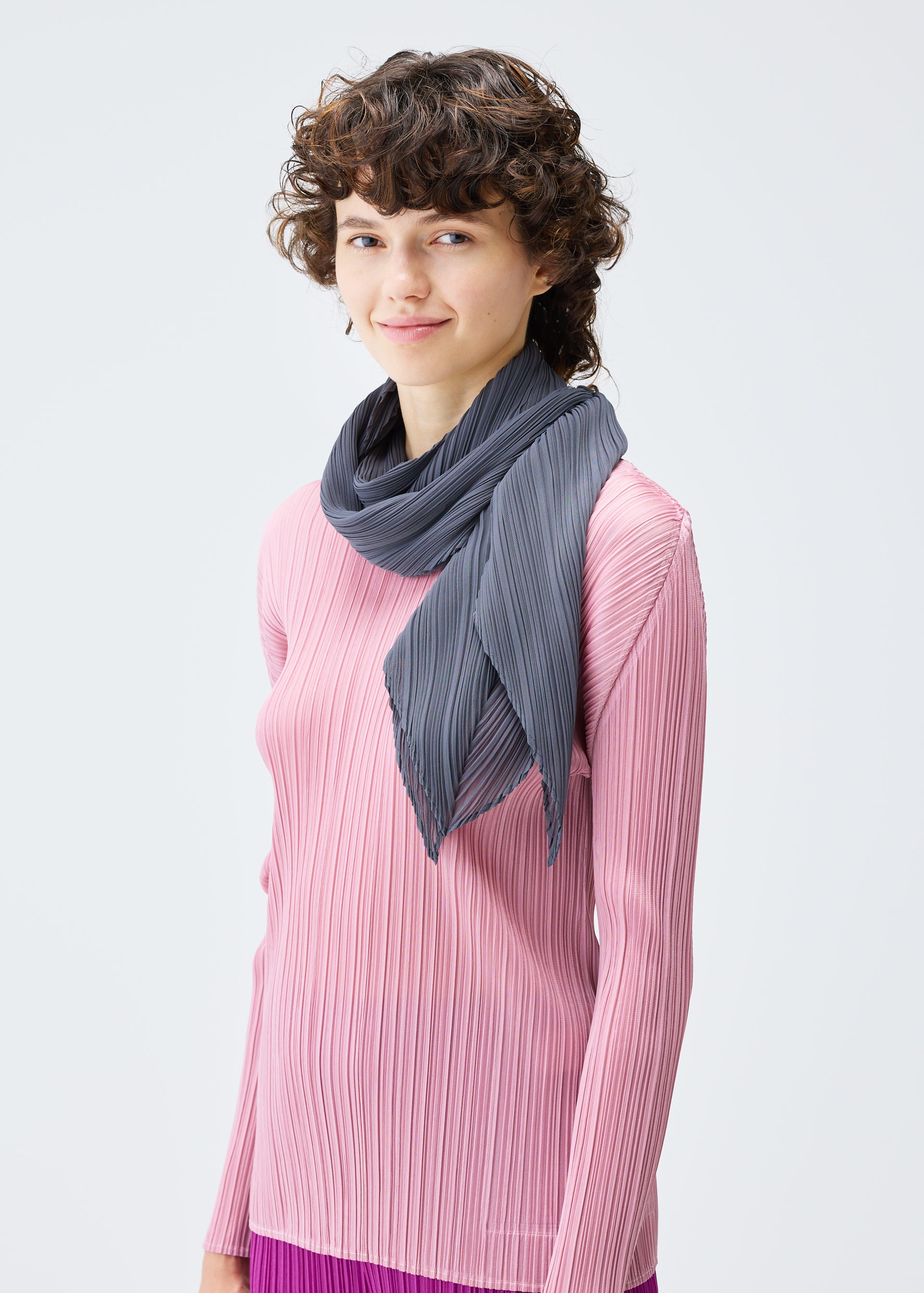 MONTHLY SCARF SEPTEMBER Stole Deep Blue – ISSEY MIYAKE EU