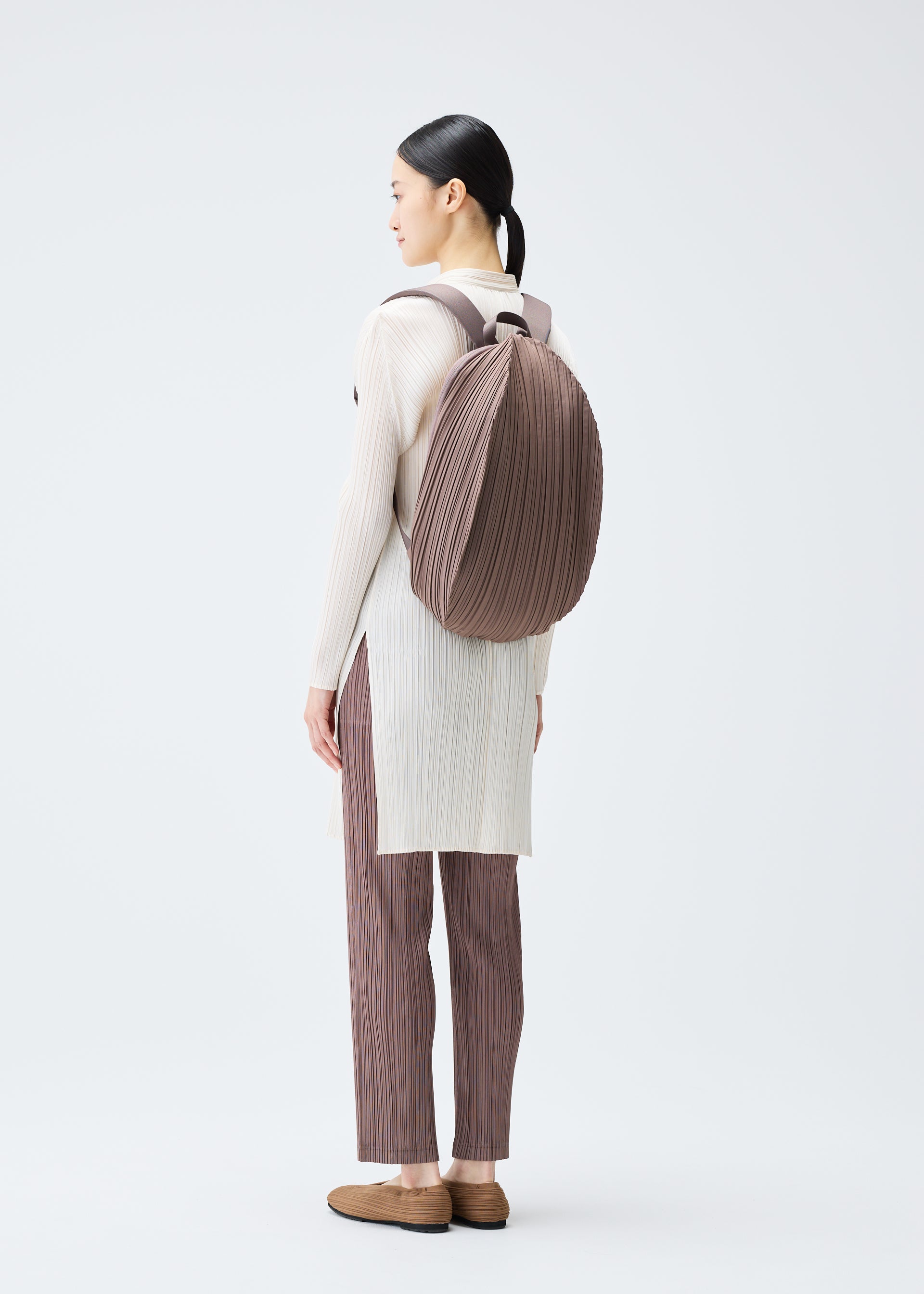 OVAL PLEATS BACKPACK Bag Black – ISSEY MIYAKE EU