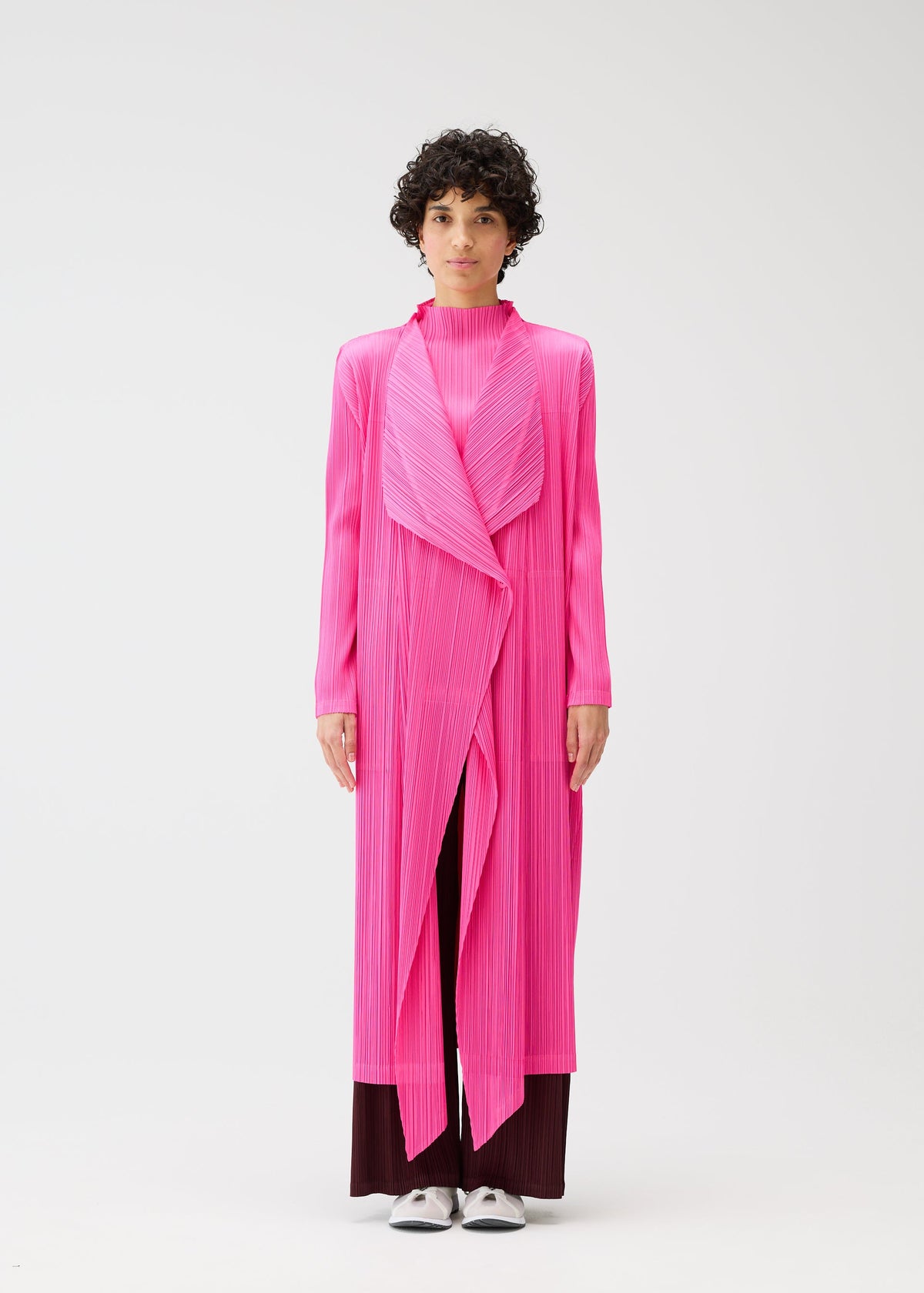 A model wears the PLEATS PLEASE ISSEY MIYAKE MONTHLY COLORS JANUARY prêt à porter.