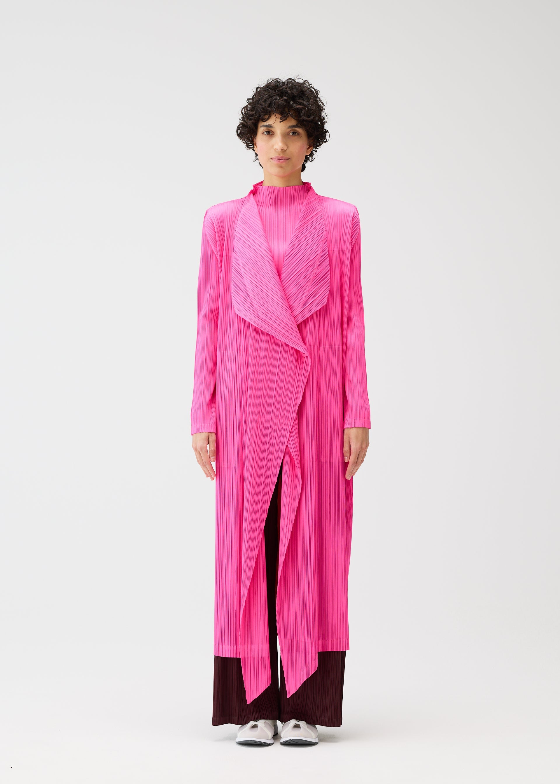A model wears the PLEATS PLEASE ISSEY MIYAKE MONTHLY COLORS JANUARY prêt à porter.