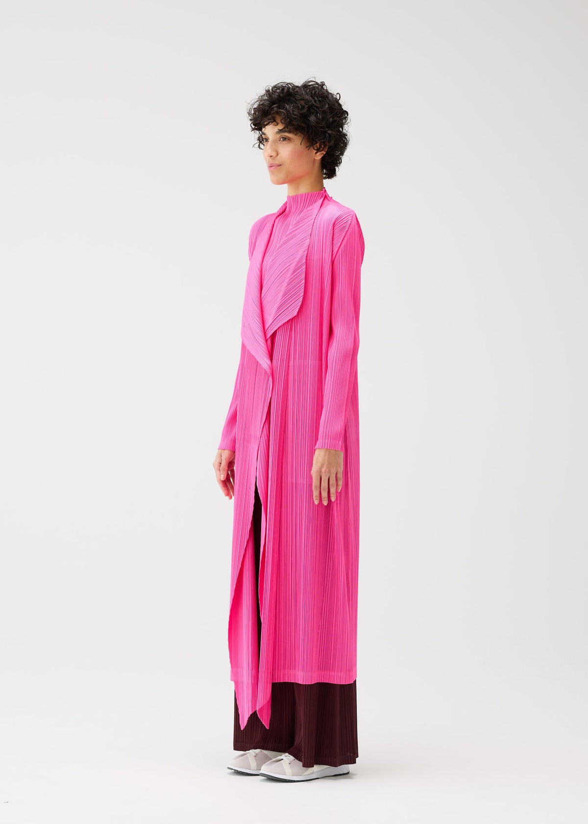 A model wears the PLEATS PLEASE ISSEY MIYAKE MONTHLY COLORS JANUARY prêt à porter.