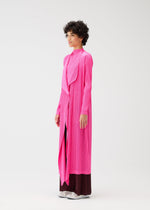 A model wears the PLEATS PLEASE ISSEY MIYAKE MONTHLY COLORS JANUARY prêt à porter.
