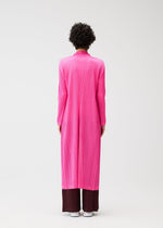 A model wears the PLEATS PLEASE ISSEY MIYAKE MONTHLY COLORS JANUARY prêt à porter.